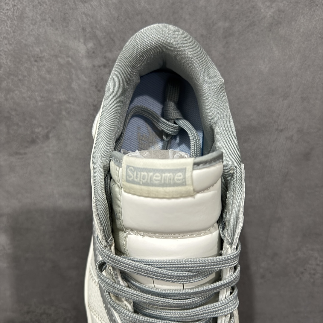 图片[8]-【定制版】Supreme x Travis Scott x Air Jordan 1 Low Sup x AJ1 低帮 米白灰倒钩 AJ1 乔丹1代 aj1 乔1 低邦 米白灰倒勾联名 乔丹篮球鞋系列 鞋款整体以米白色皮革为底搭配米白色框架覆盖层，标志性的反钩Swoosh Logo采用灰色呈现并以白色进行描边，内侧也辅以灰色Swoosh Logo点缀，鞋舌等多处TS标志性元素均得以保留；后跟侧下方印有Supreme字样，鞋舌上以Supreme字样呈现，后跟的Jack厂牌标志以及Wings Logo均采用灰色刺绣打造，彰显联名身份；最后以米白色中底搭配灰色橡胶外底完善整体设计收尾。 货号：JW1188-155 尺码：36 36.5 37.5 38 38.5 39 40 40.5 41 42 42.5 43 44 44.5 45 编码：HXSB330340-选品中心