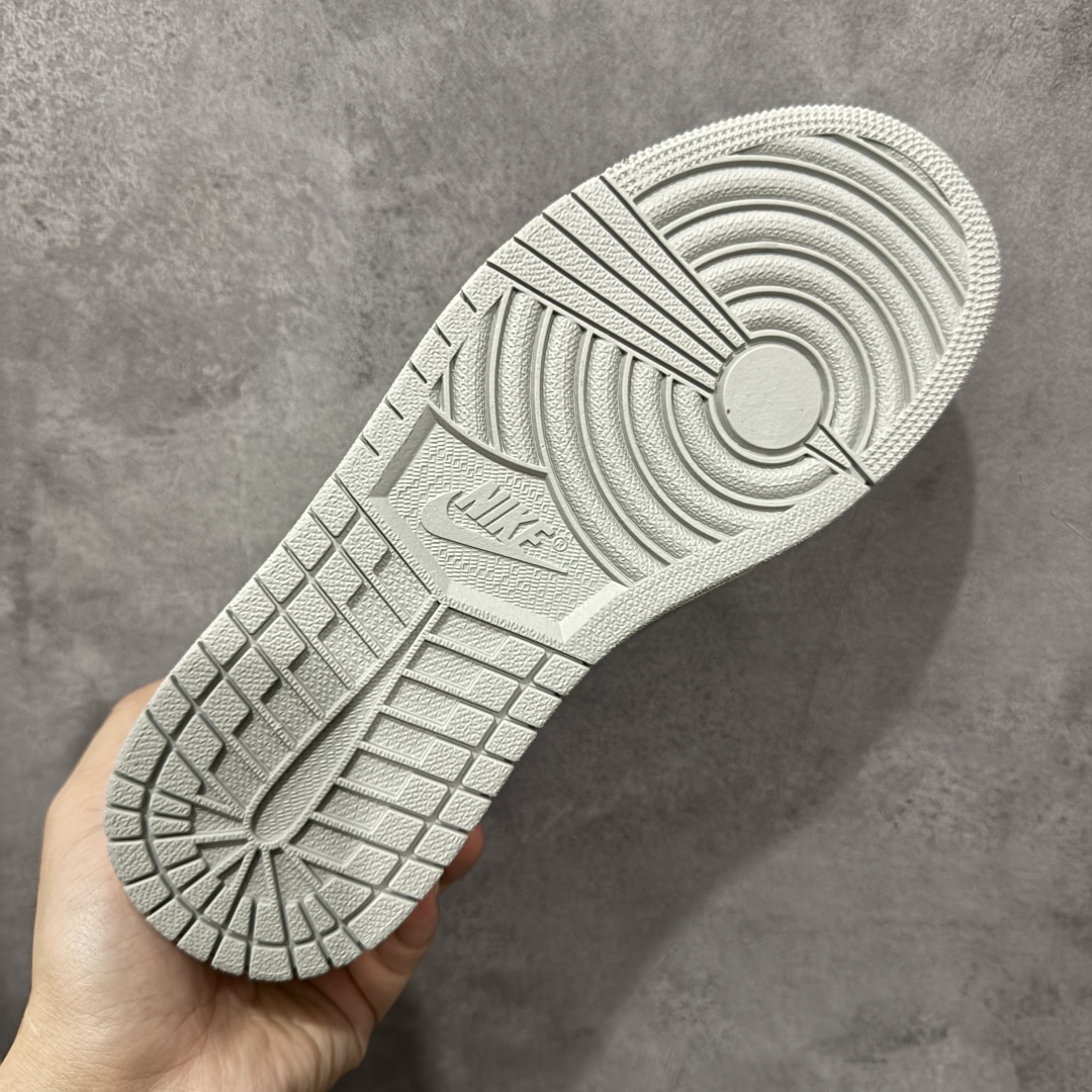 图片[9]-【定制版】Supreme x Travis Scott x Air Jordan 1 Low Sup x AJ1 低帮 米白灰倒钩 AJ1 乔丹1代 aj1 乔1 低邦 米白灰倒勾联名 乔丹篮球鞋系列 鞋款整体以米白色皮革为底搭配米白色框架覆盖层，标志性的反钩Swoosh Logo采用灰色呈现并以白色进行描边，内侧也辅以灰色Swoosh Logo点缀，鞋舌等多处TS标志性元素均得以保留；后跟侧下方印有Supreme字样，鞋舌上以Supreme字样呈现，后跟的Jack厂牌标志以及Wings Logo均采用灰色刺绣打造，彰显联名身份；最后以米白色中底搭配灰色橡胶外底完善整体设计收尾。 货号：JW1188-155 尺码：36 36.5 37.5 38 38.5 39 40 40.5 41 42 42.5 43 44 44.5 45 编码：HXSB330340-选品中心