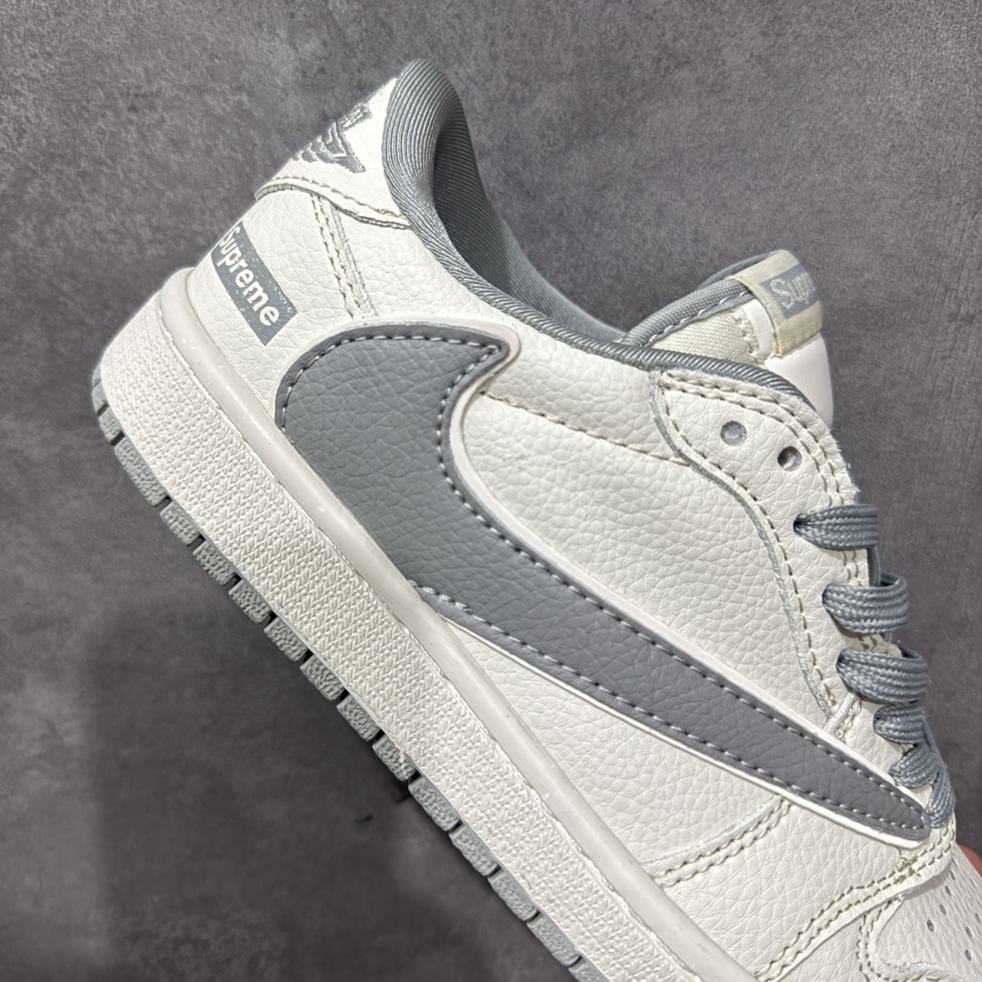 图片[7]-【定制版】Supreme x Travis Scott x Air Jordan 1 Low Sup x AJ1 低帮 米白灰倒钩 AJ1 乔丹1代 aj1 乔1 低邦 米白灰倒勾联名 乔丹篮球鞋系列 鞋款整体以米白色皮革为底搭配米白色框架覆盖层，标志性的反钩Swoosh Logo采用灰色呈现并以白色进行描边，内侧也辅以灰色Swoosh Logo点缀，鞋舌等多处TS标志性元素均得以保留；后跟侧下方印有Supreme字样，鞋舌上以Supreme字样呈现，后跟的Jack厂牌标志以及Wings Logo均采用灰色刺绣打造，彰显联名身份；最后以米白色中底搭配灰色橡胶外底完善整体设计收尾。 货号：JW1188-155 尺码：36 36.5 37.5 38 38.5 39 40 40.5 41 42 42.5 43 44 44.5 45 编码：HXSB330340-选品中心