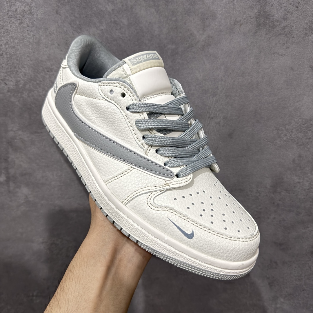 图片[3]-【定制版】Supreme x Travis Scott x Air Jordan 1 Low Sup x AJ1 低帮 米白灰倒钩 AJ1 乔丹1代 aj1 乔1 低邦 米白灰倒勾联名 乔丹篮球鞋系列 鞋款整体以米白色皮革为底搭配米白色框架覆盖层，标志性的反钩Swoosh Logo采用灰色呈现并以白色进行描边，内侧也辅以灰色Swoosh Logo点缀，鞋舌等多处TS标志性元素均得以保留；后跟侧下方印有Supreme字样，鞋舌上以Supreme字样呈现，后跟的Jack厂牌标志以及Wings Logo均采用灰色刺绣打造，彰显联名身份；最后以米白色中底搭配灰色橡胶外底完善整体设计收尾。 货号：JW1188-155 尺码：36 36.5 37.5 38 38.5 39 40 40.5 41 42 42.5 43 44 44.5 45 编码：HXSB330340-选品中心