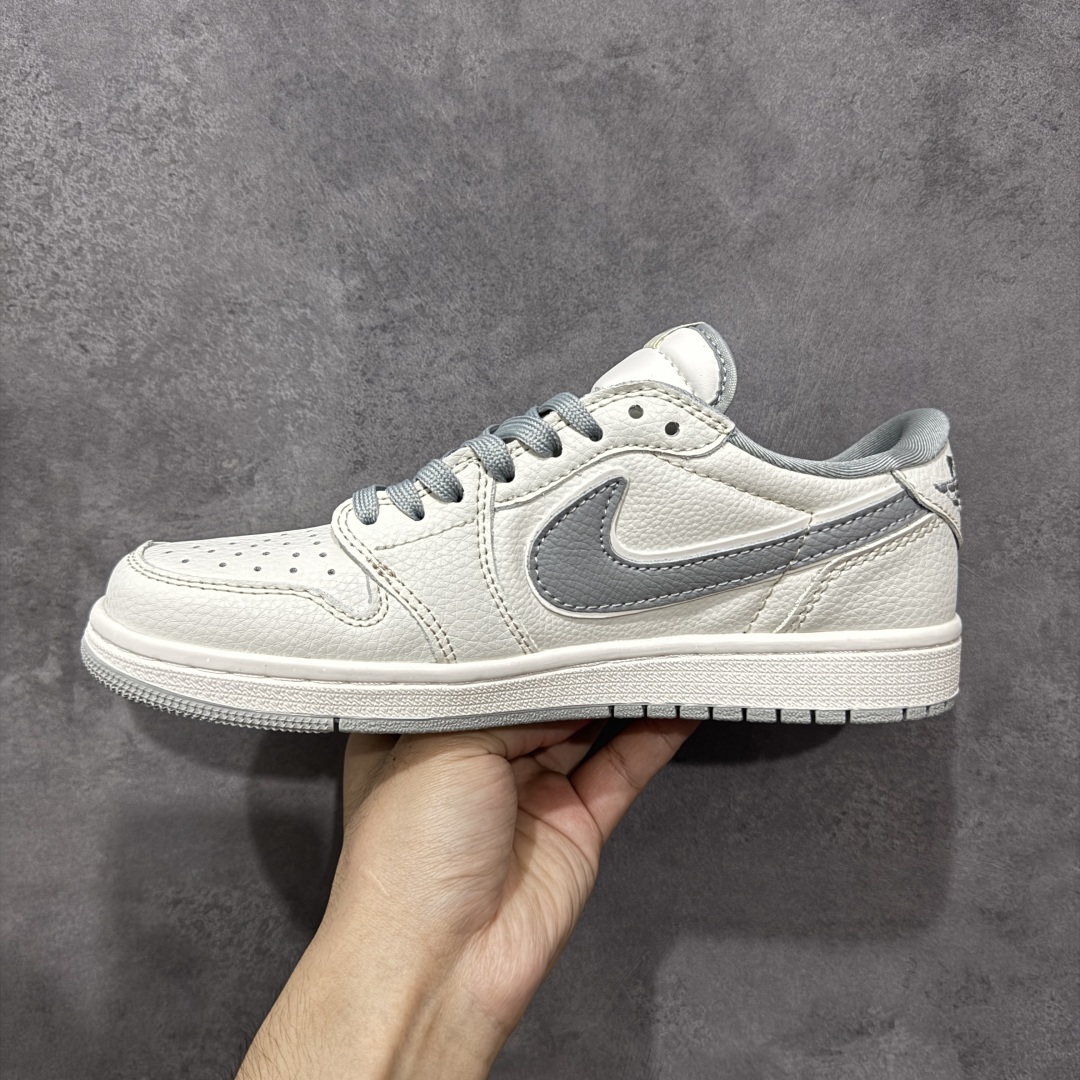 图片[2]-【定制版】Supreme x Travis Scott x Air Jordan 1 Low Sup x AJ1 低帮 米白灰倒钩 AJ1 乔丹1代 aj1 乔1 低邦 米白灰倒勾联名 乔丹篮球鞋系列 鞋款整体以米白色皮革为底搭配米白色框架覆盖层，标志性的反钩Swoosh Logo采用灰色呈现并以白色进行描边，内侧也辅以灰色Swoosh Logo点缀，鞋舌等多处TS标志性元素均得以保留；后跟侧下方印有Supreme字样，鞋舌上以Supreme字样呈现，后跟的Jack厂牌标志以及Wings Logo均采用灰色刺绣打造，彰显联名身份；最后以米白色中底搭配灰色橡胶外底完善整体设计收尾。 货号：JW1188-155 尺码：36 36.5 37.5 38 38.5 39 40 40.5 41 42 42.5 43 44 44.5 45 编码：HXSB330340-选品中心