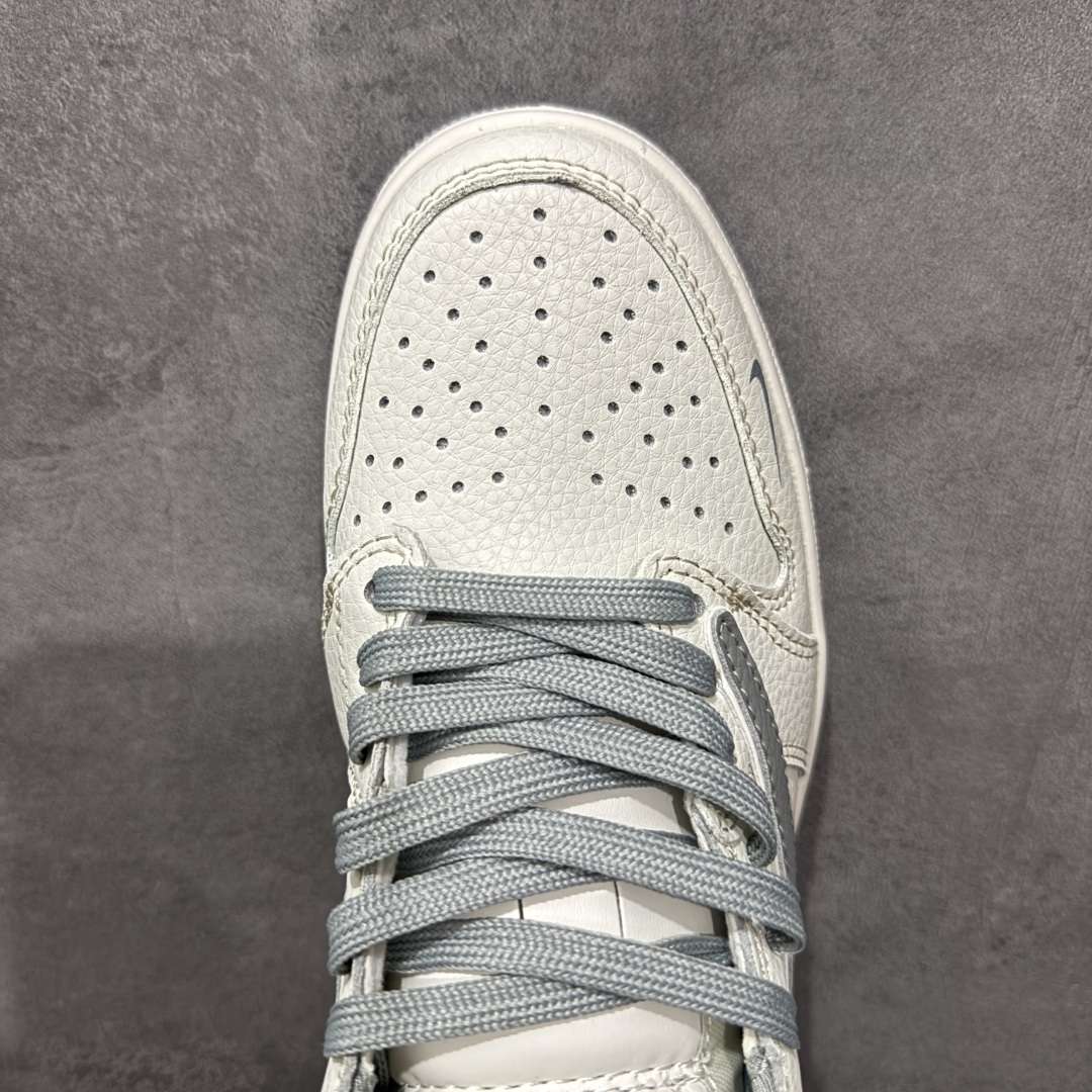 图片[5]-【定制版】Supreme x Travis Scott x Air Jordan 1 Low Sup x AJ1 低帮 米白灰倒钩 AJ1 乔丹1代 aj1 乔1 低邦 米白灰倒勾联名 乔丹篮球鞋系列 鞋款整体以米白色皮革为底搭配米白色框架覆盖层，标志性的反钩Swoosh Logo采用灰色呈现并以白色进行描边，内侧也辅以灰色Swoosh Logo点缀，鞋舌等多处TS标志性元素均得以保留；后跟侧下方印有Supreme字样，鞋舌上以Supreme字样呈现，后跟的Jack厂牌标志以及Wings Logo均采用灰色刺绣打造，彰显联名身份；最后以米白色中底搭配灰色橡胶外底完善整体设计收尾。 货号：JW1188-155 尺码：36 36.5 37.5 38 38.5 39 40 40.5 41 42 42.5 43 44 44.5 45 编码：HXSB330340-选品中心