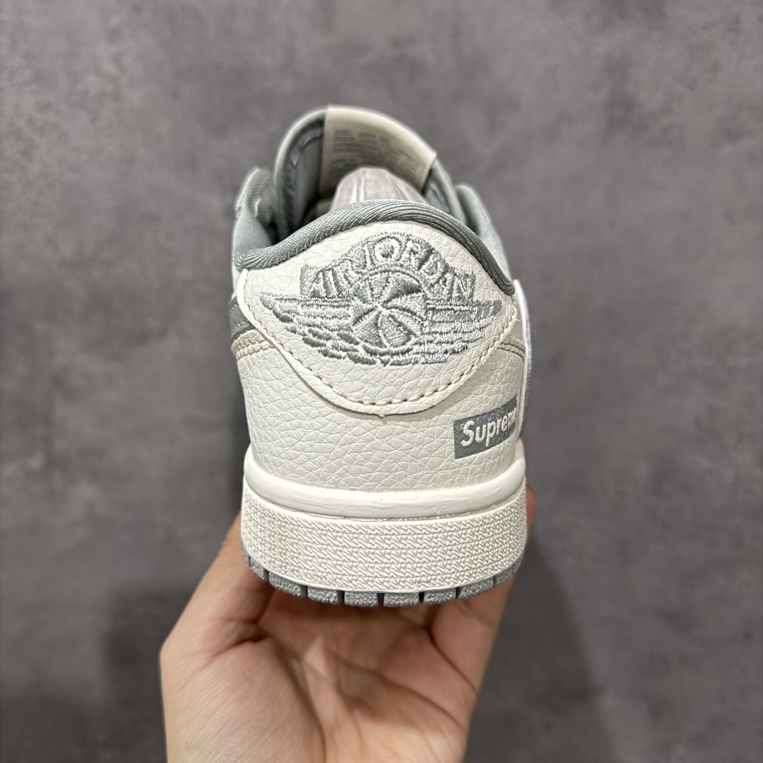 图片[4]-【定制版】Supreme x Travis Scott x Air Jordan 1 Low Sup x AJ1 低帮 米白灰倒钩 AJ1 乔丹1代 aj1 乔1 低邦 米白灰倒勾联名 乔丹篮球鞋系列 鞋款整体以米白色皮革为底搭配米白色框架覆盖层，标志性的反钩Swoosh Logo采用灰色呈现并以白色进行描边，内侧也辅以灰色Swoosh Logo点缀，鞋舌等多处TS标志性元素均得以保留；后跟侧下方印有Supreme字样，鞋舌上以Supreme字样呈现，后跟的Jack厂牌标志以及Wings Logo均采用灰色刺绣打造，彰显联名身份；最后以米白色中底搭配灰色橡胶外底完善整体设计收尾。 货号：JW1188-155 尺码：36 36.5 37.5 38 38.5 39 40 40.5 41 42 42.5 43 44 44.5 45 编码：HXSB330340-选品中心