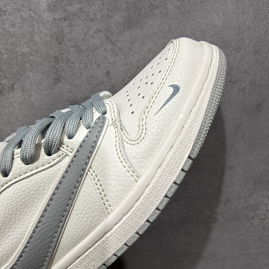 图片[6]-【定制版】Supreme x Travis Scott x Air Jordan 1 Low Sup x AJ1 低帮 米白灰倒钩 AJ1 乔丹1代 aj1 乔1 低邦 米白灰倒勾联名 乔丹篮球鞋系列 鞋款整体以米白色皮革为底搭配米白色框架覆盖层，标志性的反钩Swoosh Logo采用灰色呈现并以白色进行描边，内侧也辅以灰色Swoosh Logo点缀，鞋舌等多处TS标志性元素均得以保留；后跟侧下方印有Supreme字样，鞋舌上以Supreme字样呈现，后跟的Jack厂牌标志以及Wings Logo均采用灰色刺绣打造，彰显联名身份；最后以米白色中底搭配灰色橡胶外底完善整体设计收尾。 货号：JW1188-155 尺码：36 36.5 37.5 38 38.5 39 40 40.5 41 42 42.5 43 44 44.5 45 编码：HXSB330340-选品中心