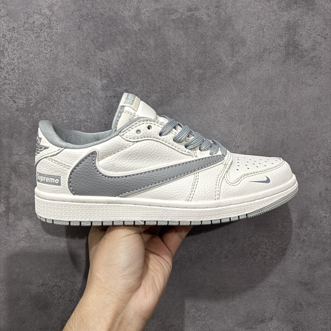 【定制版】Supreme x Travis Scott x Air Jordan 1 Low Sup x AJ1 低帮 米白灰倒钩 AJ1 乔丹1代 aj1 乔1 低邦 米白灰倒勾联名 乔丹篮球鞋系列 鞋款整体以米白色皮革为底搭配米白色框架覆盖层,标志性的反钩Swoosh Logo采用灰色呈现并以白色进行描边,内侧也辅以灰色Swoosh Logo点缀,鞋舌等多处TS标志性元素均得以保留;后跟侧下方印有Supreme字样,鞋舌上以Supreme字样呈现,后跟的Jack厂牌标志以及Wings Logo均采用灰色刺绣打造,彰显联名身份;最后以米白色中底搭配灰色橡胶外底完善整体设计收尾。 货号:JW1188-155 尺码:36 36.5 37.5 38 38.5 39 40 40.5 41 42 42.5 43 44 44.5 45 编码:HXSB330340-选品中心