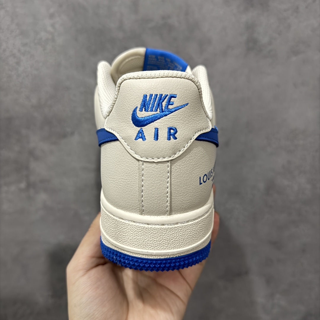 图片[4]-【定制版】Louis Vuitton x Nike Air Force 1 Low 路易威登LV x 耐克 空军一号 低帮 联名奶白蓝 鞋身整体采用奶白色帆布打造搭配奶白色皮革框架覆盖层，设计独特且充满时尚感；鞋身两侧Swoosh Logo采用蓝色皮革点缀，后跟装饰片使用奶白色制作，鞋舌标签上以LV及Louis Vuitton字样呈现，后跟Nike Swoosh Logo及Air辅以蓝色刺绣打造，后跟侧方印有Louis Vuitton字样，彰显联名身份；最后以做旧氧化中底搭配蓝色橡胶外底完善整体设计收尾。 货号：QW5836-025 尺码：36-45带半码 编码：HXSB310320-选品中心