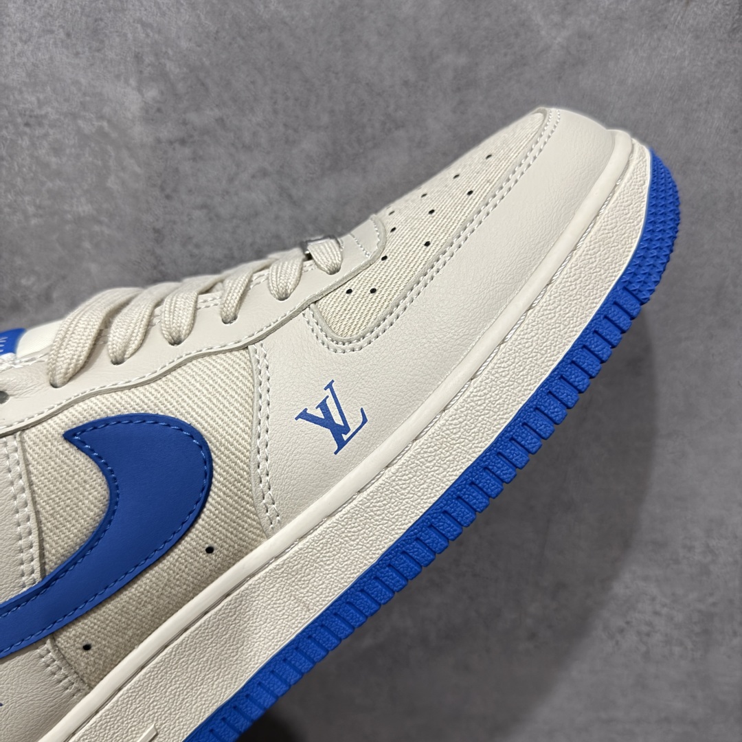 图片[6]-【定制版】Louis Vuitton x Nike Air Force 1 Low 路易威登LV x 耐克 空军一号 低帮 联名奶白蓝 鞋身整体采用奶白色帆布打造搭配奶白色皮革框架覆盖层，设计独特且充满时尚感；鞋身两侧Swoosh Logo采用蓝色皮革点缀，后跟装饰片使用奶白色制作，鞋舌标签上以LV及Louis Vuitton字样呈现，后跟Nike Swoosh Logo及Air辅以蓝色刺绣打造，后跟侧方印有Louis Vuitton字样，彰显联名身份；最后以做旧氧化中底搭配蓝色橡胶外底完善整体设计收尾。 货号：QW5836-025 尺码：36-45带半码 编码：HXSB310320-选品中心
