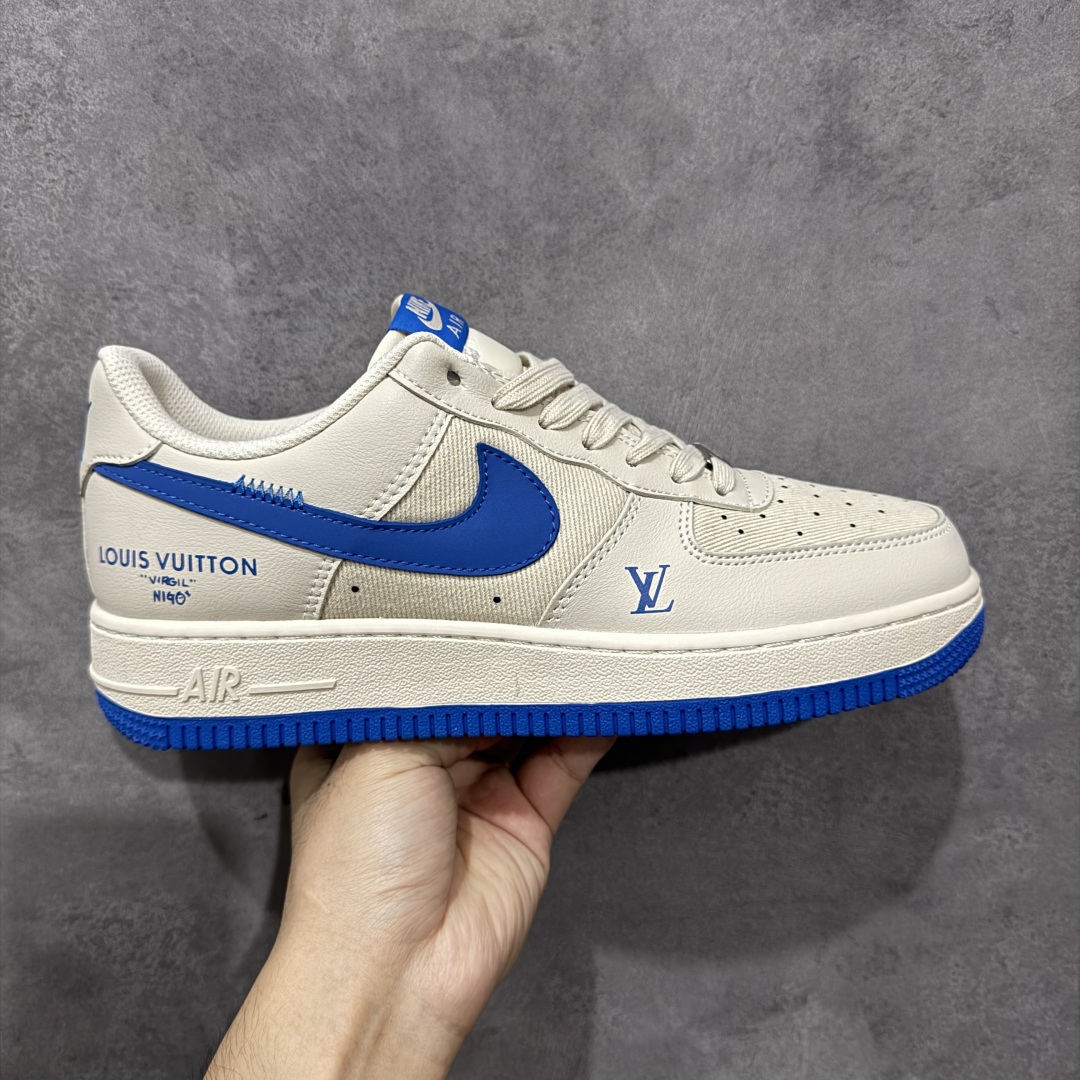 【定制版】Louis Vuitton x Nike Air Force 1 Low 路易威登LV x 耐克 空军一号 低帮 联名奶白蓝 鞋身整体采用奶白色帆布打造搭配奶白色皮革框架覆盖层,设计独特且充满时尚感;鞋身两侧Swoosh Logo采用蓝色皮革点缀,后跟装饰片使用奶白色制作,鞋舌标签上以LV及Louis Vuitton字样呈现,后跟Nike Swoosh Logo及Air辅以蓝色刺绣打造,后跟侧方印有Louis Vuitton字样,彰显联名身份;最后以做旧氧化中底搭配蓝色橡胶外底完善整体设计收尾。 货号:QW5836-025 尺码:36-45带半码 编码:HXSB310320-选品中心