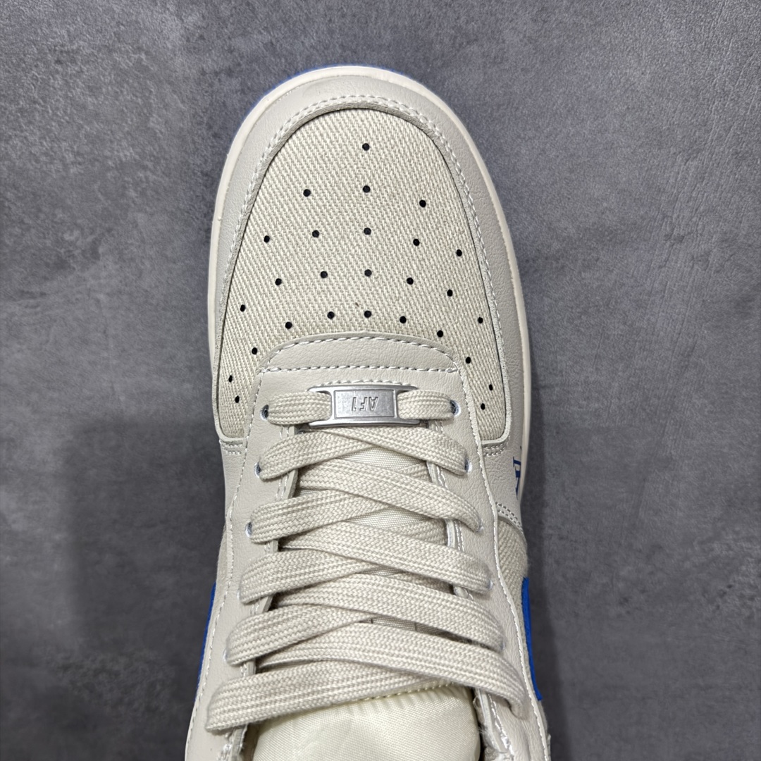 图片[5]-【定制版】Louis Vuitton x Nike Air Force 1 Low 路易威登LV x 耐克 空军一号 低帮 联名奶白蓝 鞋身整体采用奶白色帆布打造搭配奶白色皮革框架覆盖层，设计独特且充满时尚感；鞋身两侧Swoosh Logo采用蓝色皮革点缀，后跟装饰片使用奶白色制作，鞋舌标签上以LV及Louis Vuitton字样呈现，后跟Nike Swoosh Logo及Air辅以蓝色刺绣打造，后跟侧方印有Louis Vuitton字样，彰显联名身份；最后以做旧氧化中底搭配蓝色橡胶外底完善整体设计收尾。 货号：QW5836-025 尺码：36-45带半码 编码：HXSB310320-选品中心