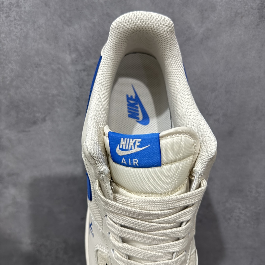 图片[8]-【定制版】Louis Vuitton x Nike Air Force 1 Low 路易威登LV x 耐克 空军一号 低帮 联名奶白蓝 鞋身整体采用奶白色帆布打造搭配奶白色皮革框架覆盖层，设计独特且充满时尚感；鞋身两侧Swoosh Logo采用蓝色皮革点缀，后跟装饰片使用奶白色制作，鞋舌标签上以LV及Louis Vuitton字样呈现，后跟Nike Swoosh Logo及Air辅以蓝色刺绣打造，后跟侧方印有Louis Vuitton字样，彰显联名身份；最后以做旧氧化中底搭配蓝色橡胶外底完善整体设计收尾。 货号：QW5836-025 尺码：36-45带半码 编码：HXSB310320-选品中心