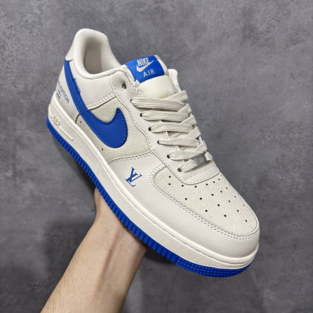 图片[3]-【定制版】Louis Vuitton x Nike Air Force 1 Low 路易威登LV x 耐克 空军一号 低帮 联名奶白蓝 鞋身整体采用奶白色帆布打造搭配奶白色皮革框架覆盖层，设计独特且充满时尚感；鞋身两侧Swoosh Logo采用蓝色皮革点缀，后跟装饰片使用奶白色制作，鞋舌标签上以LV及Louis Vuitton字样呈现，后跟Nike Swoosh Logo及Air辅以蓝色刺绣打造，后跟侧方印有Louis Vuitton字样，彰显联名身份；最后以做旧氧化中底搭配蓝色橡胶外底完善整体设计收尾。 货号：QW5836-025 尺码：36-45带半码 编码：HXSB310320-选品中心
