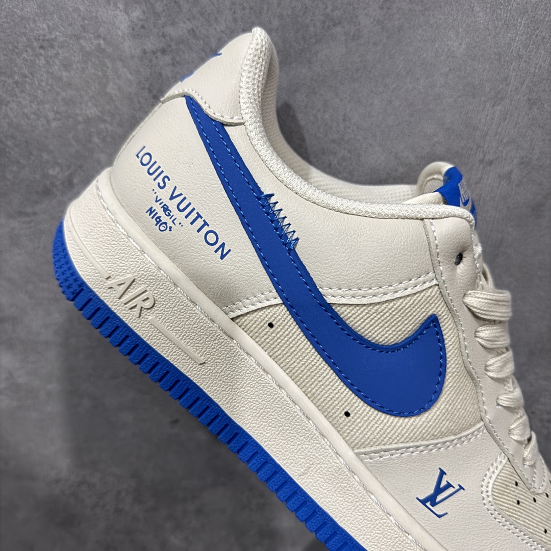 图片[7]-【定制版】Louis Vuitton x Nike Air Force 1 Low 路易威登LV x 耐克 空军一号 低帮 联名奶白蓝 鞋身整体采用奶白色帆布打造搭配奶白色皮革框架覆盖层，设计独特且充满时尚感；鞋身两侧Swoosh Logo采用蓝色皮革点缀，后跟装饰片使用奶白色制作，鞋舌标签上以LV及Louis Vuitton字样呈现，后跟Nike Swoosh Logo及Air辅以蓝色刺绣打造，后跟侧方印有Louis Vuitton字样，彰显联名身份；最后以做旧氧化中底搭配蓝色橡胶外底完善整体设计收尾。 货号：QW5836-025 尺码：36-45带半码 编码：HXSB310320-选品中心