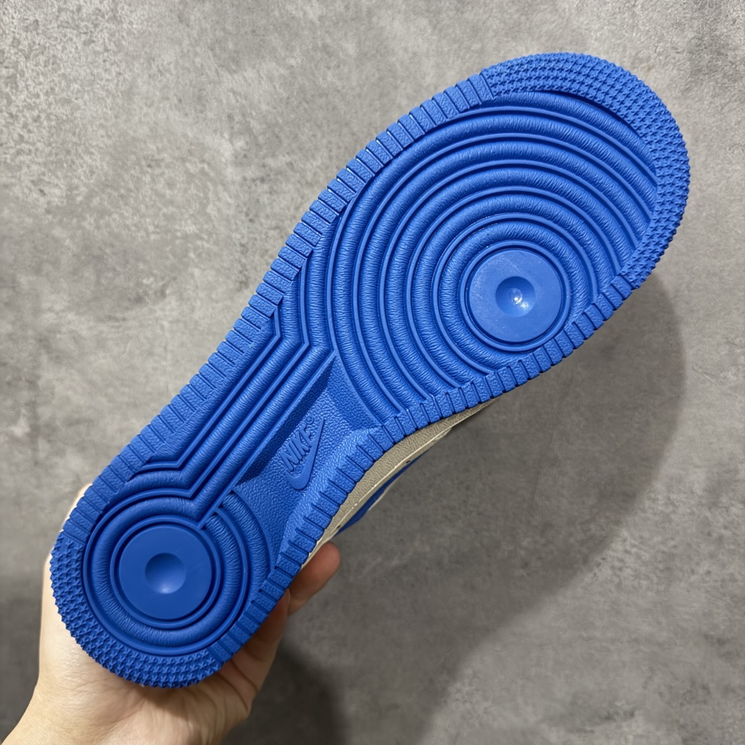 图片[9]-【定制版】Louis Vuitton x Nike Air Force 1 Low 路易威登LV x 耐克 空军一号 低帮 联名奶白蓝 鞋身整体采用奶白色帆布打造搭配奶白色皮革框架覆盖层，设计独特且充满时尚感；鞋身两侧Swoosh Logo采用蓝色皮革点缀，后跟装饰片使用奶白色制作，鞋舌标签上以LV及Louis Vuitton字样呈现，后跟Nike Swoosh Logo及Air辅以蓝色刺绣打造，后跟侧方印有Louis Vuitton字样，彰显联名身份；最后以做旧氧化中底搭配蓝色橡胶外底完善整体设计收尾。 货号：QW5836-025 尺码：36-45带半码 编码：HXSB310320-选品中心