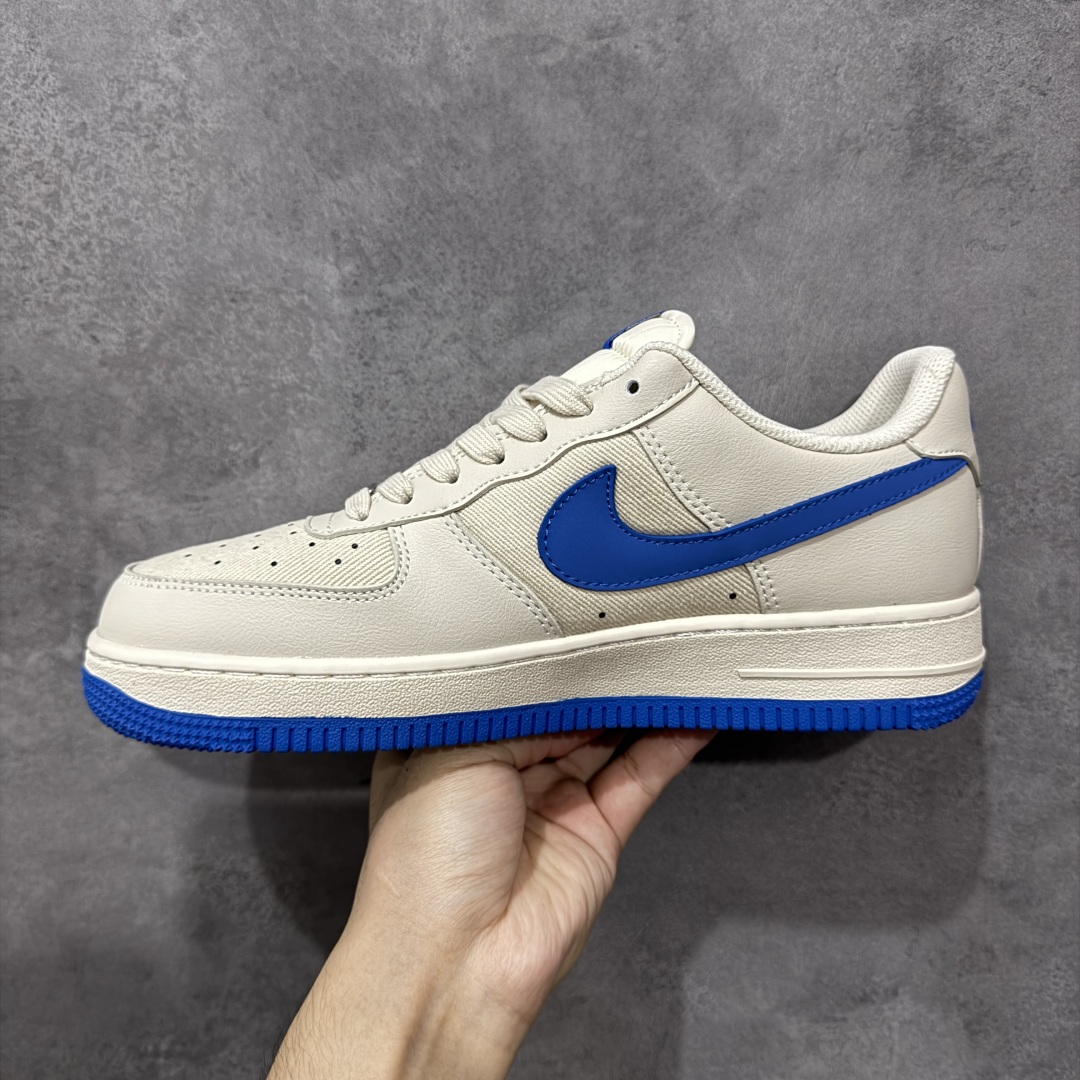 图片[2]-【定制版】Louis Vuitton x Nike Air Force 1 Low 路易威登LV x 耐克 空军一号 低帮 联名奶白蓝 鞋身整体采用奶白色帆布打造搭配奶白色皮革框架覆盖层，设计独特且充满时尚感；鞋身两侧Swoosh Logo采用蓝色皮革点缀，后跟装饰片使用奶白色制作，鞋舌标签上以LV及Louis Vuitton字样呈现，后跟Nike Swoosh Logo及Air辅以蓝色刺绣打造，后跟侧方印有Louis Vuitton字样，彰显联名身份；最后以做旧氧化中底搭配蓝色橡胶外底完善整体设计收尾。 货号：QW5836-025 尺码：36-45带半码 编码：HXSB310320-选品中心