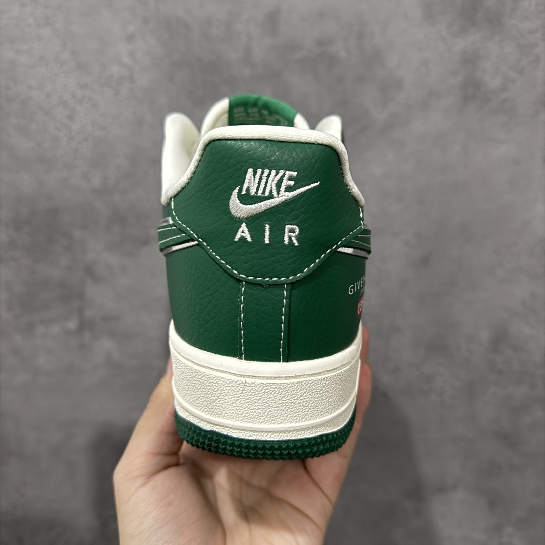 图片[4]-【定制版】Givenchy x Nike Air Force 1 Low 纪梵希 x 耐克 空军一号 低帮 联名绿色 鞋身整体以白绿帆布为主搭配绿色皮革框架覆盖层，设计独特且充满时尚感；鞋身两侧Swoosh Logo采用绿色点缀并以银色进行描边，后跟装饰片使用绿色制作，鞋头处纪梵希品牌Logo以白色妆点，鞋舌标签上以Givenchy字样呈现，后跟Nike Swoosh Logo及Air辅以白色刺绣妆点，后跟侧方印有Givenchy Paris及1952字样，彰显联名身份；最后以米白色中底搭配绿色橡胶外底完善整体设计收尾。 货号：DK0188-088 尺码：36-45带半码 编码：HXSB310320-选品中心
