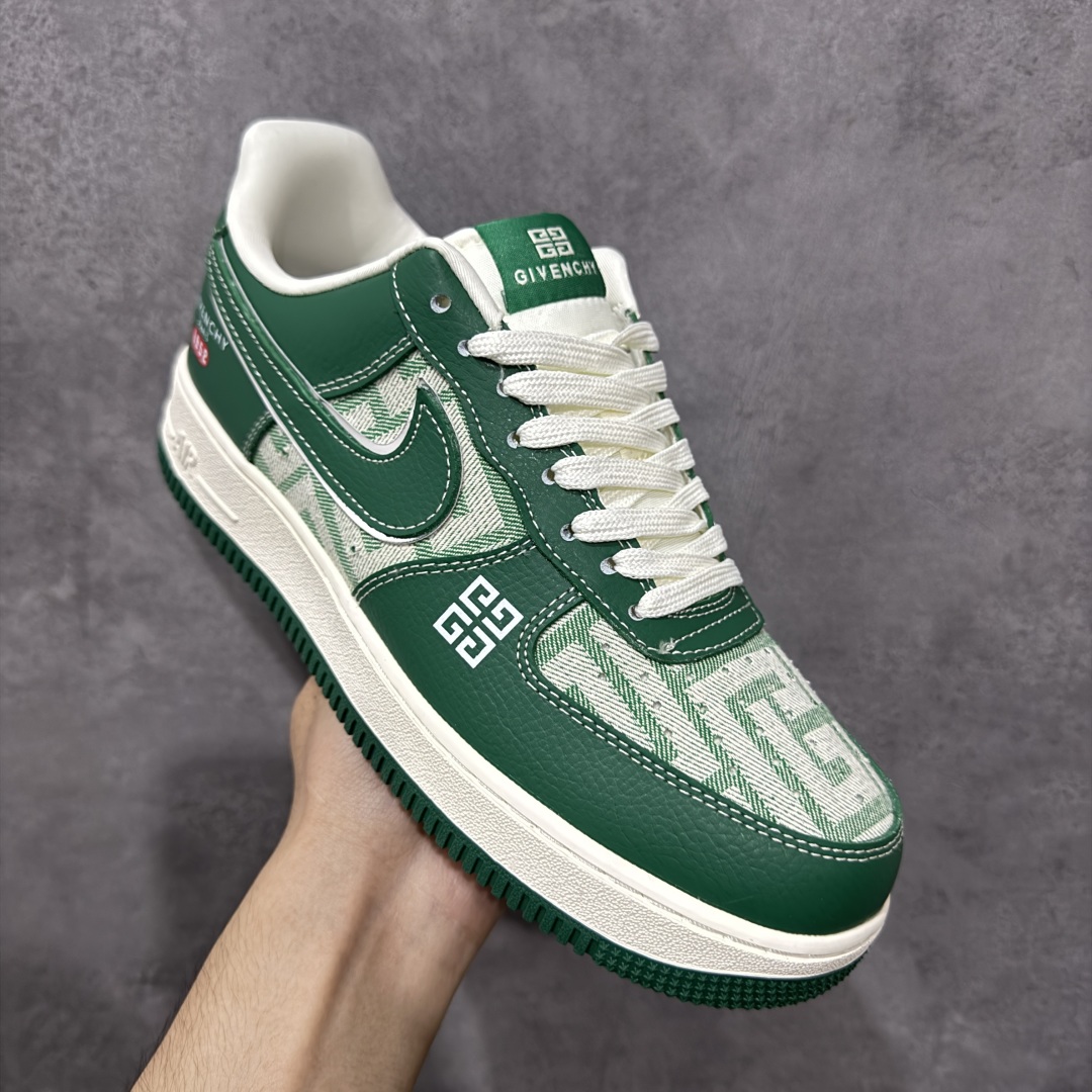 图片[3]-【定制版】Givenchy x Nike Air Force 1 Low 纪梵希 x 耐克 空军一号 低帮 联名绿色 鞋身整体以白绿帆布为主搭配绿色皮革框架覆盖层，设计独特且充满时尚感；鞋身两侧Swoosh Logo采用绿色点缀并以银色进行描边，后跟装饰片使用绿色制作，鞋头处纪梵希品牌Logo以白色妆点，鞋舌标签上以Givenchy字样呈现，后跟Nike Swoosh Logo及Air辅以白色刺绣妆点，后跟侧方印有Givenchy Paris及1952字样，彰显联名身份；最后以米白色中底搭配绿色橡胶外底完善整体设计收尾。 货号：DK0188-088 尺码：36-45带半码 编码：HXSB310320-选品中心