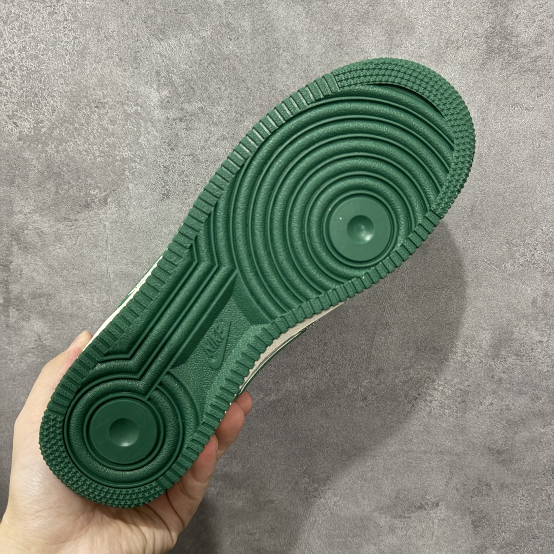 图片[9]-【定制版】Givenchy x Nike Air Force 1 Low 纪梵希 x 耐克 空军一号 低帮 联名绿色 鞋身整体以白绿帆布为主搭配绿色皮革框架覆盖层，设计独特且充满时尚感；鞋身两侧Swoosh Logo采用绿色点缀并以银色进行描边，后跟装饰片使用绿色制作，鞋头处纪梵希品牌Logo以白色妆点，鞋舌标签上以Givenchy字样呈现，后跟Nike Swoosh Logo及Air辅以白色刺绣妆点，后跟侧方印有Givenchy Paris及1952字样，彰显联名身份；最后以米白色中底搭配绿色橡胶外底完善整体设计收尾。 货号：DK0188-088 尺码：36-45带半码 编码：HXSB310320-选品中心