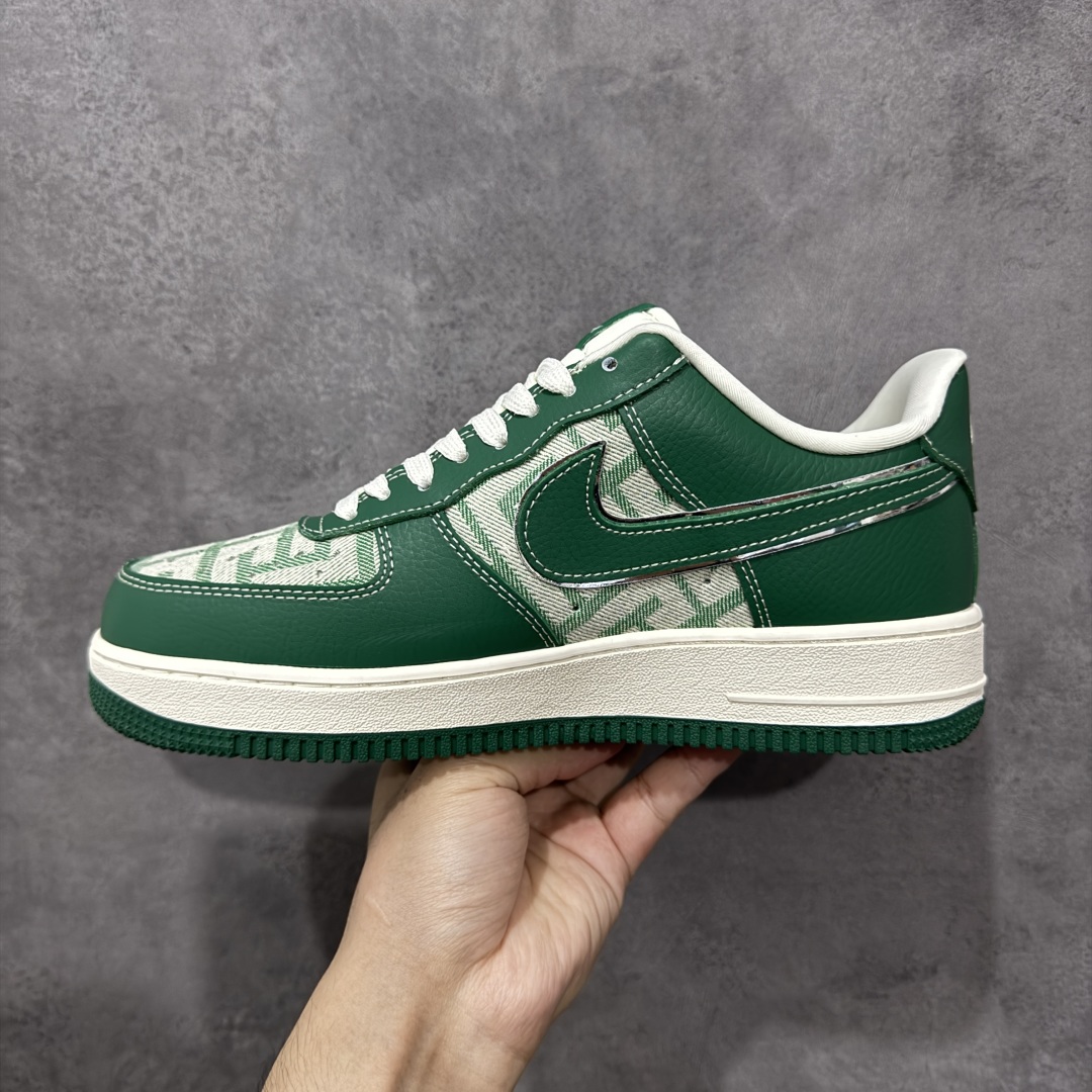 图片[2]-【定制版】Givenchy x Nike Air Force 1 Low 纪梵希 x 耐克 空军一号 低帮 联名绿色 鞋身整体以白绿帆布为主搭配绿色皮革框架覆盖层，设计独特且充满时尚感；鞋身两侧Swoosh Logo采用绿色点缀并以银色进行描边，后跟装饰片使用绿色制作，鞋头处纪梵希品牌Logo以白色妆点，鞋舌标签上以Givenchy字样呈现，后跟Nike Swoosh Logo及Air辅以白色刺绣妆点，后跟侧方印有Givenchy Paris及1952字样，彰显联名身份；最后以米白色中底搭配绿色橡胶外底完善整体设计收尾。 货号：DK0188-088 尺码：36-45带半码 编码：HXSB310320-选品中心