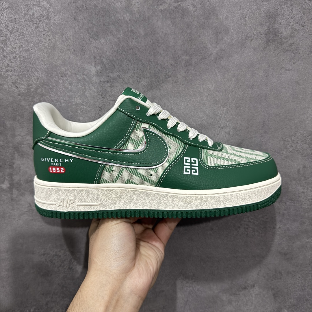 【定制版】Givenchy x Nike Air Force 1 Low 纪梵希 x 耐克 空军一号 低帮 联名绿色 鞋身整体以白绿帆布为主搭配绿色皮革框架覆盖层,设计独特且充满时尚感;鞋身两侧Swoosh Logo采用绿色点缀并以银色进行描边,后跟装饰片使用绿色制作,鞋头处纪梵希品牌Logo以白色妆点,鞋舌标签上以Givenchy字样呈现,后跟Nike Swoosh Logo及Air辅以白色刺绣妆点,后跟侧方印有Givenchy Paris及1952字样,彰显联名身份;最后以米白色中底搭配绿色橡胶外底完善整体设计收尾。 货号:DK0188-088 尺码:36-45带半码 编码:HXSB310320-选品中心