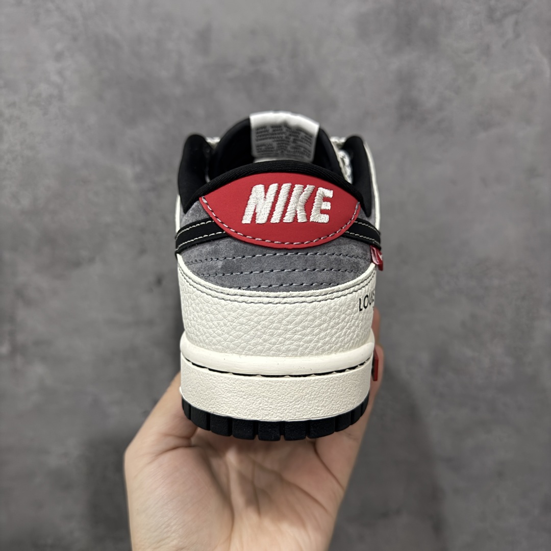 图片[4]-【定制版】Louis Vuitton x Supreme x Nike Dunk SB Low 路易威登LV x Sup x 耐克 SB 低帮 灰白黑 鞋身整体以灰色麂皮打造，搭配米白色框架覆盖层，使鞋款十分百搭，鞋身两侧Swoosh Logo采用黑色点缀，后跟装饰辅以红色皮革制作，鞋舌是网眼布材料，增强了透气性，鞋舌上以LV字样呈现，鞋头处侧边LV字样以黑色点缀，后跟印有Louis Vuitton字样，中底带有红色铭牌Supreme字样，彰显联名身份；最后以米白色中底搭配黑色橡胶外底完善整体设计收尾。 货号：CX5050-Y17 尺码：36-45带半码 编码：HXSB330340-选品中心