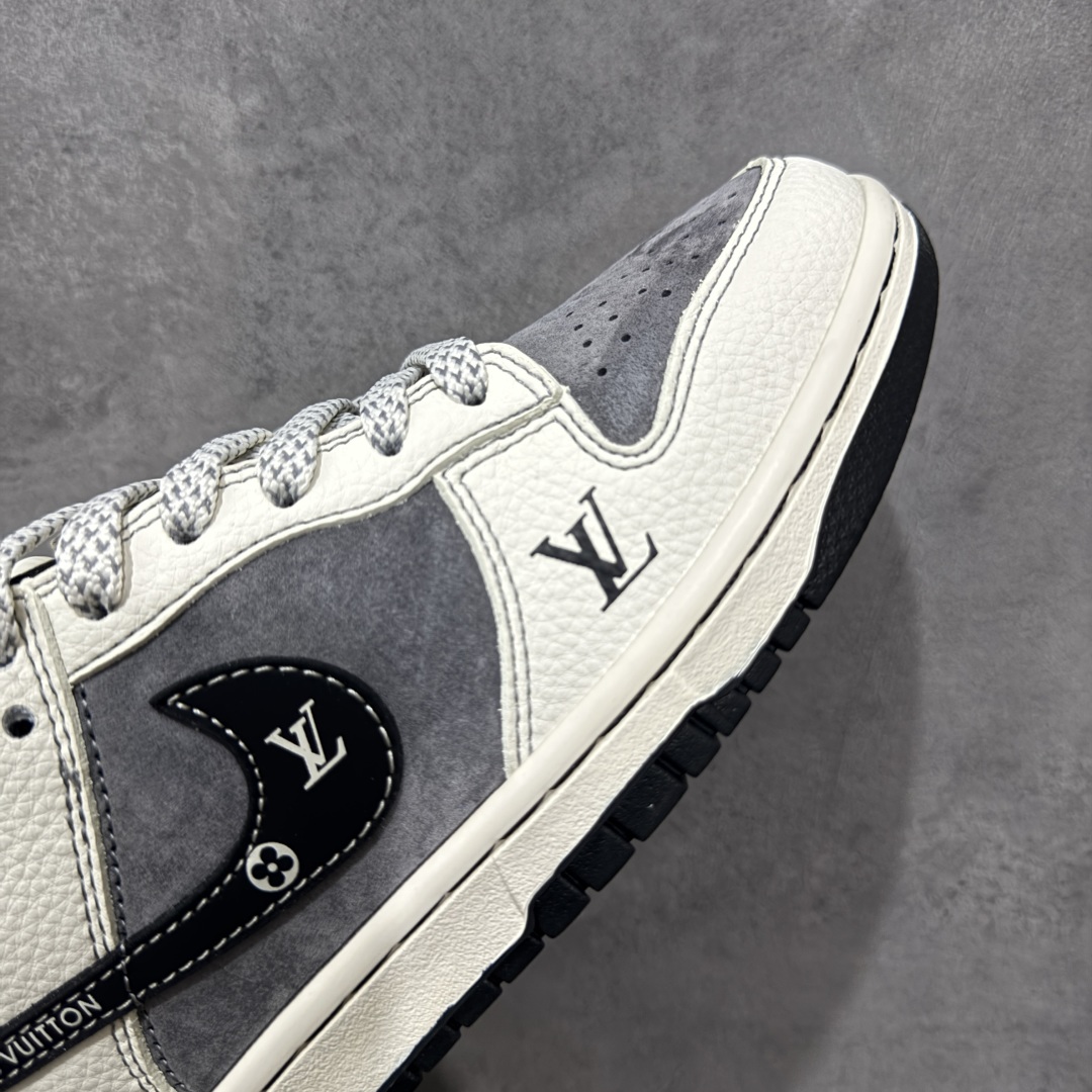 图片[6]-【定制版】Louis Vuitton x Supreme x Nike Dunk SB Low 路易威登LV x Sup x 耐克 SB 低帮 灰白黑 鞋身整体以灰色麂皮打造，搭配米白色框架覆盖层，使鞋款十分百搭，鞋身两侧Swoosh Logo采用黑色点缀，后跟装饰辅以红色皮革制作，鞋舌是网眼布材料，增强了透气性，鞋舌上以LV字样呈现，鞋头处侧边LV字样以黑色点缀，后跟印有Louis Vuitton字样，中底带有红色铭牌Supreme字样，彰显联名身份；最后以米白色中底搭配黑色橡胶外底完善整体设计收尾。 货号：CX5050-Y17 尺码：36-45带半码 编码：HXSB330340-选品中心