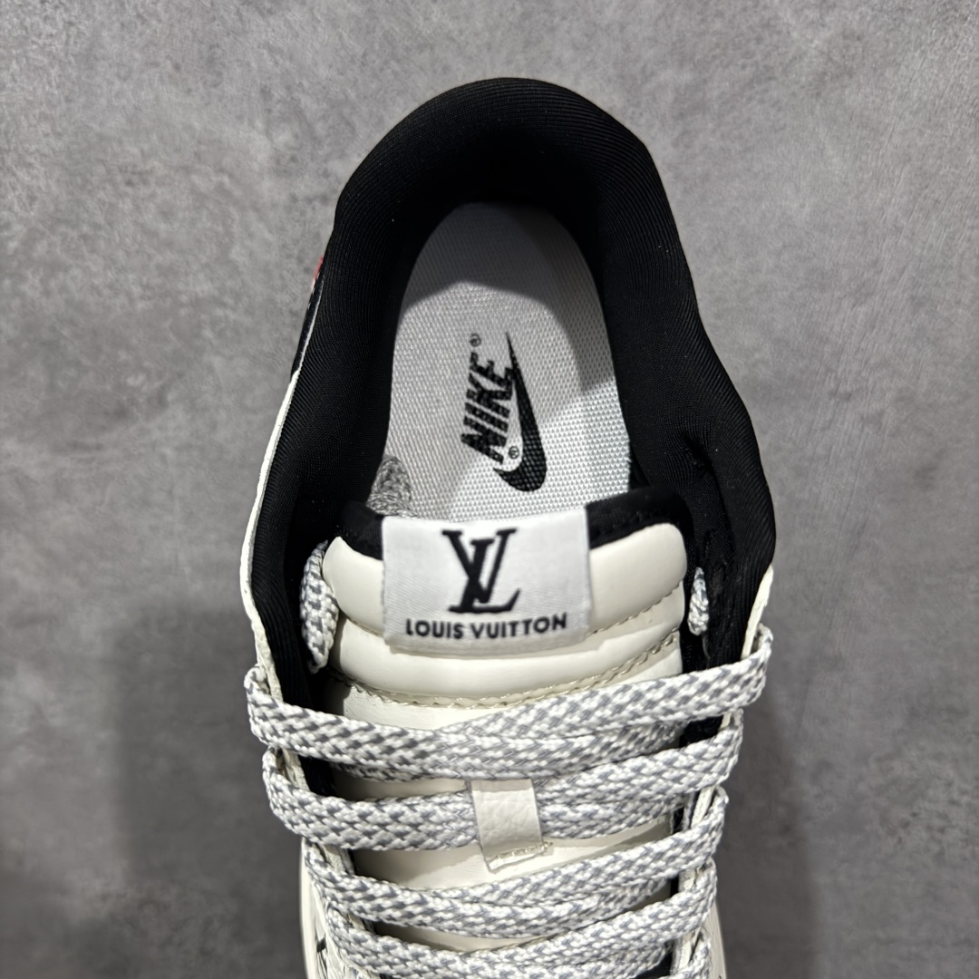 图片[8]-【定制版】Louis Vuitton x Supreme x Nike Dunk SB Low 路易威登LV x Sup x 耐克 SB 低帮 灰白黑 鞋身整体以灰色麂皮打造，搭配米白色框架覆盖层，使鞋款十分百搭，鞋身两侧Swoosh Logo采用黑色点缀，后跟装饰辅以红色皮革制作，鞋舌是网眼布材料，增强了透气性，鞋舌上以LV字样呈现，鞋头处侧边LV字样以黑色点缀，后跟印有Louis Vuitton字样，中底带有红色铭牌Supreme字样，彰显联名身份；最后以米白色中底搭配黑色橡胶外底完善整体设计收尾。 货号：CX5050-Y17 尺码：36-45带半码 编码：HXSB330340-选品中心