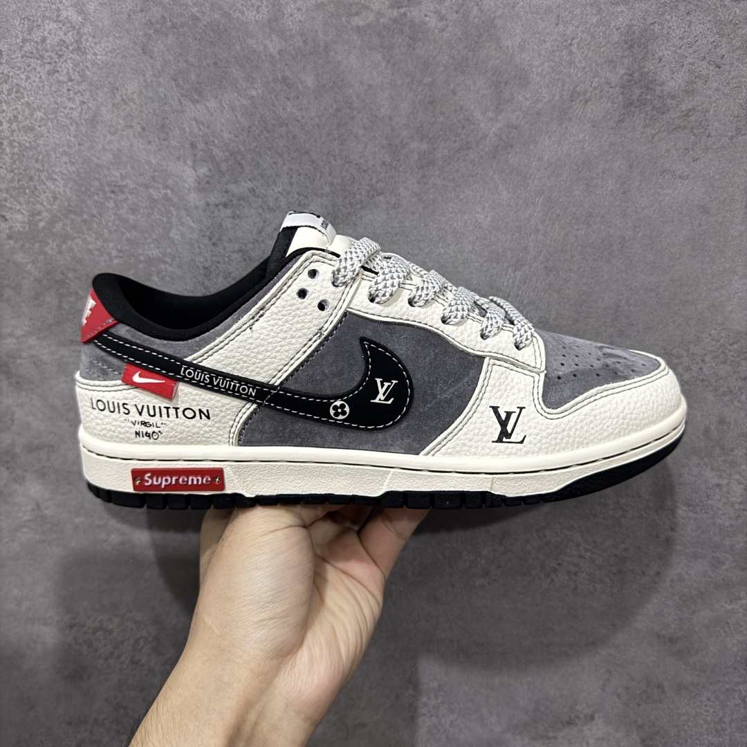 【定制版】Louis Vuitton x Supreme x Nike Dunk SB Low 路易威登LV x Sup x 耐克 SB 低帮 灰白黑 鞋身整体以灰色麂皮打造,搭配米白色框架覆盖层,使鞋款十分百搭,鞋身两侧Swoosh Logo采用黑色点缀,后跟装饰辅以红色皮革制作,鞋舌是网眼布材料,增强了透气性,鞋舌上以LV字样呈现,鞋头处侧边LV字样以黑色点缀,后跟印有Louis Vuitton字样,中底带有红色铭牌Supreme字样,彰显联名身份;最后以米白色中底搭配黑色橡胶外底完善整体设计收尾。 货号:CX5050-Y17 尺码:36-45带半码 编码:HXSB330340-选品中心