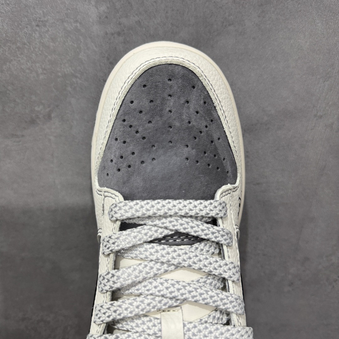 图片[5]-【定制版】Louis Vuitton x Supreme x Nike Dunk SB Low 路易威登LV x Sup x 耐克 SB 低帮 灰白黑 鞋身整体以灰色麂皮打造，搭配米白色框架覆盖层，使鞋款十分百搭，鞋身两侧Swoosh Logo采用黑色点缀，后跟装饰辅以红色皮革制作，鞋舌是网眼布材料，增强了透气性，鞋舌上以LV字样呈现，鞋头处侧边LV字样以黑色点缀，后跟印有Louis Vuitton字样，中底带有红色铭牌Supreme字样，彰显联名身份；最后以米白色中底搭配黑色橡胶外底完善整体设计收尾。 货号：CX5050-Y17 尺码：36-45带半码 编码：HXSB330340-选品中心