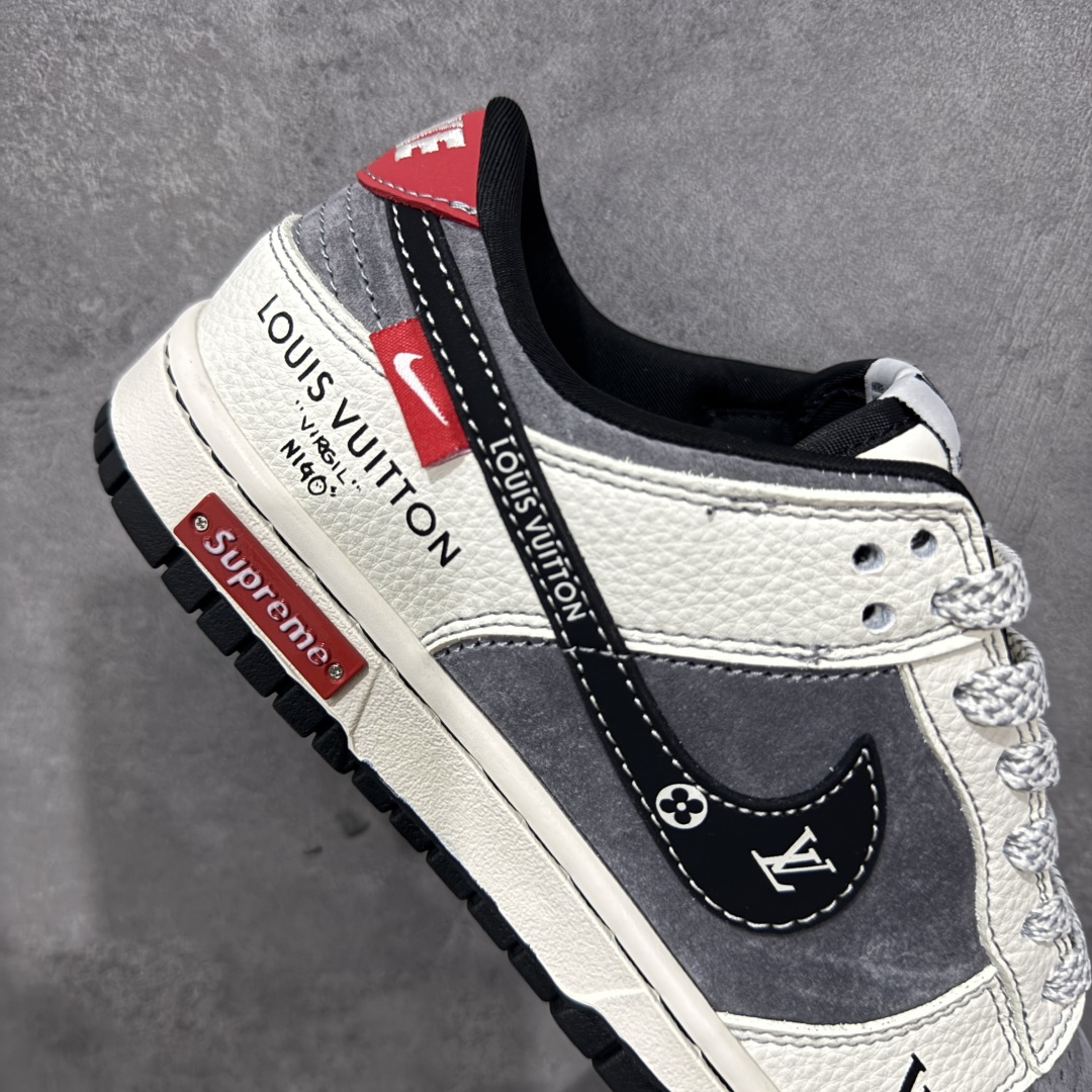图片[7]-【定制版】Louis Vuitton x Supreme x Nike Dunk SB Low 路易威登LV x Sup x 耐克 SB 低帮 灰白黑 鞋身整体以灰色麂皮打造，搭配米白色框架覆盖层，使鞋款十分百搭，鞋身两侧Swoosh Logo采用黑色点缀，后跟装饰辅以红色皮革制作，鞋舌是网眼布材料，增强了透气性，鞋舌上以LV字样呈现，鞋头处侧边LV字样以黑色点缀，后跟印有Louis Vuitton字样，中底带有红色铭牌Supreme字样，彰显联名身份；最后以米白色中底搭配黑色橡胶外底完善整体设计收尾。 货号：CX5050-Y17 尺码：36-45带半码 编码：HXSB330340-选品中心