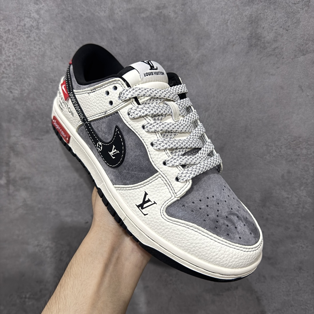 图片[3]-【定制版】Louis Vuitton x Supreme x Nike Dunk SB Low 路易威登LV x Sup x 耐克 SB 低帮 灰白黑 鞋身整体以灰色麂皮打造，搭配米白色框架覆盖层，使鞋款十分百搭，鞋身两侧Swoosh Logo采用黑色点缀，后跟装饰辅以红色皮革制作，鞋舌是网眼布材料，增强了透气性，鞋舌上以LV字样呈现，鞋头处侧边LV字样以黑色点缀，后跟印有Louis Vuitton字样，中底带有红色铭牌Supreme字样，彰显联名身份；最后以米白色中底搭配黑色橡胶外底完善整体设计收尾。 货号：CX5050-Y17 尺码：36-45带半码 编码：HXSB330340-选品中心