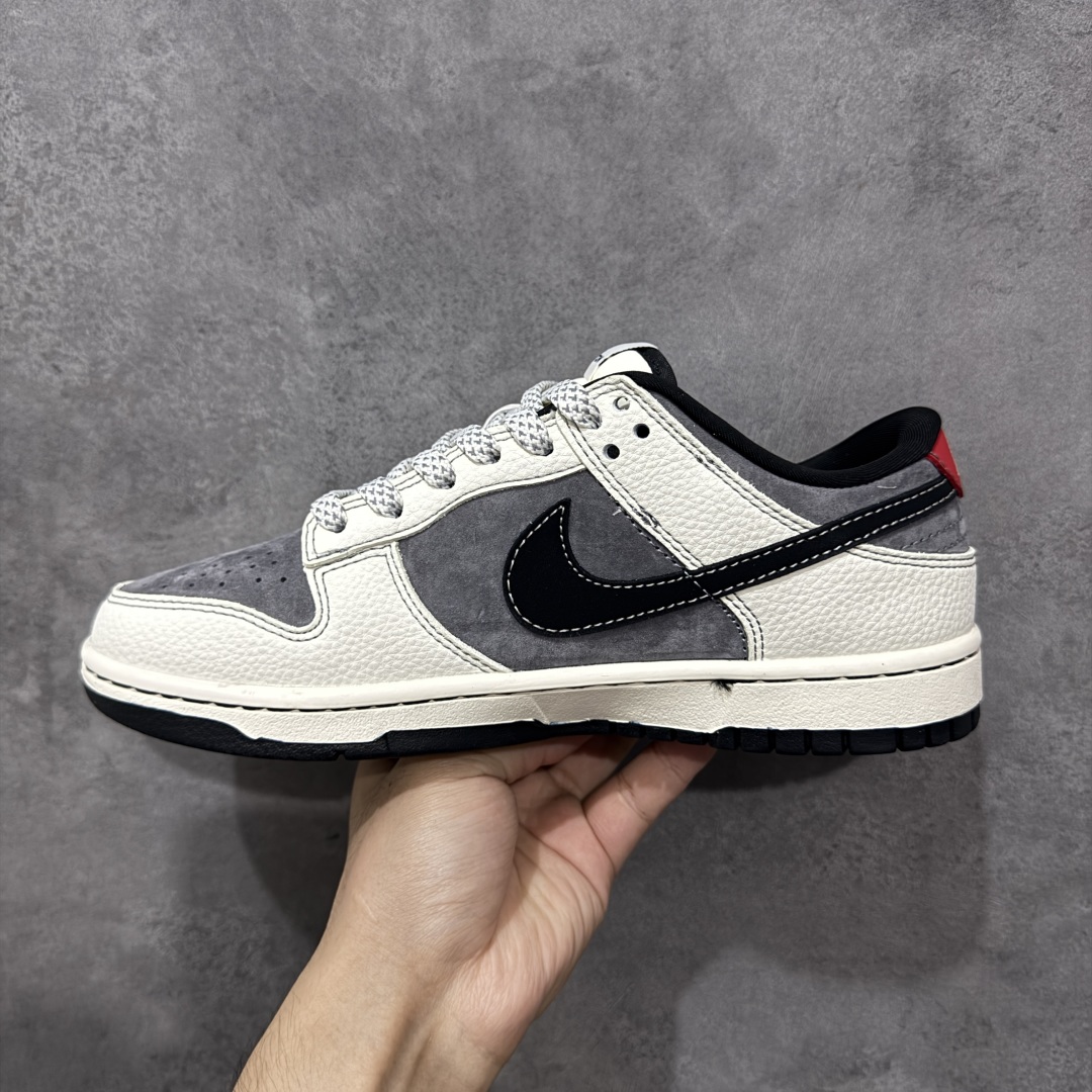 图片[2]-【定制版】Louis Vuitton x Supreme x Nike Dunk SB Low 路易威登LV x Sup x 耐克 SB 低帮 灰白黑 鞋身整体以灰色麂皮打造，搭配米白色框架覆盖层，使鞋款十分百搭，鞋身两侧Swoosh Logo采用黑色点缀，后跟装饰辅以红色皮革制作，鞋舌是网眼布材料，增强了透气性，鞋舌上以LV字样呈现，鞋头处侧边LV字样以黑色点缀，后跟印有Louis Vuitton字样，中底带有红色铭牌Supreme字样，彰显联名身份；最后以米白色中底搭配黑色橡胶外底完善整体设计收尾。 货号：CX5050-Y17 尺码：36-45带半码 编码：HXSB330340-选品中心