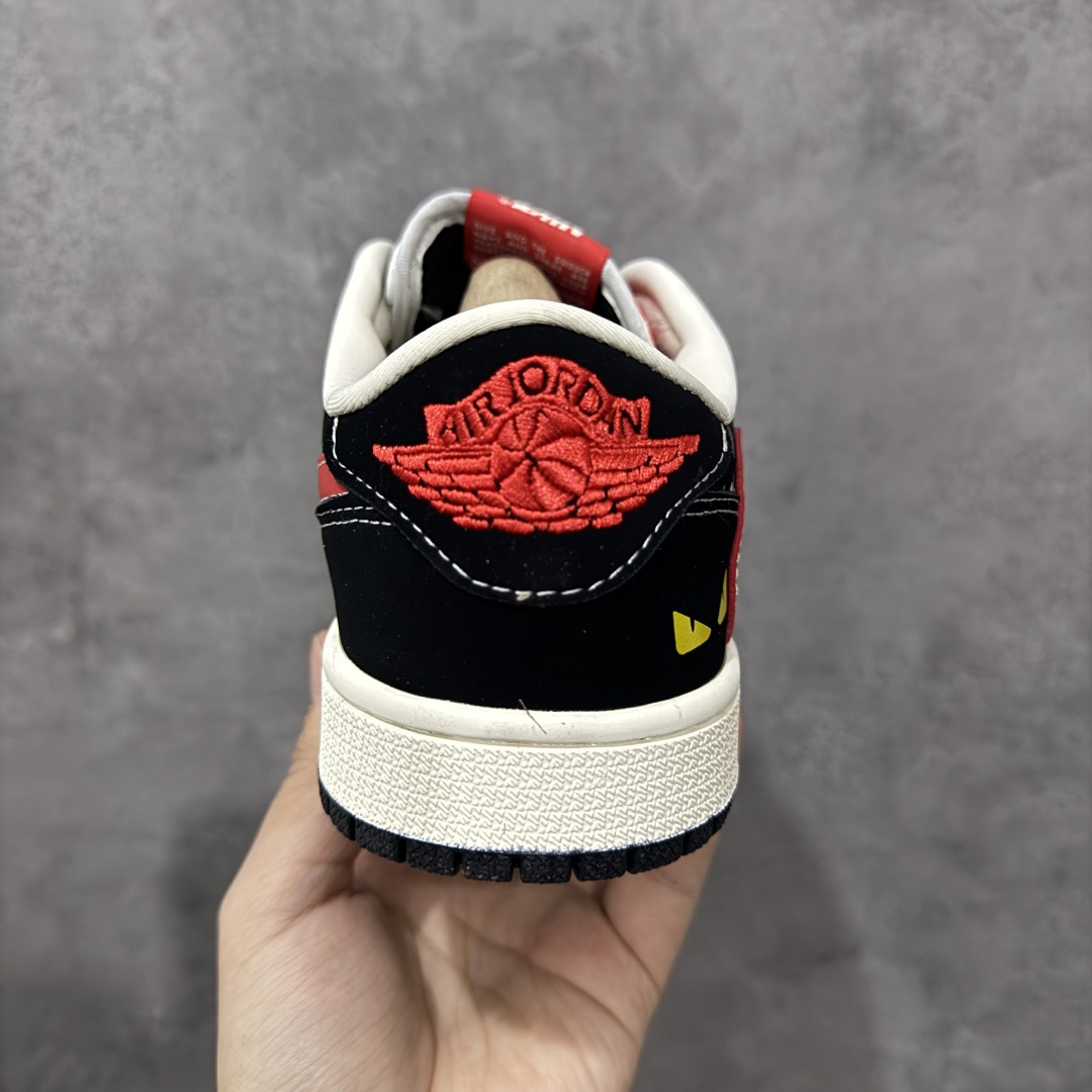 图片[4]-【定制版】Travis Scott x Fragment Design x Air Jordan 1 Low OG SP AJ1 乔1 芬迪联名 猫眼红勾 低帮文化休闲板鞋  #多方联名合作融合了Travis Scott 独特的音乐风格，藤原浩个性的设计风格以及Jordan品牌的经典元素 使其成为一双具有独特身份和价值的鞋子 清新而立体的外观加上联名标识更突出了其独特身份 这种配色方案显示出活力和时尚感 在视觉上引人注目 鞋身的质感和细腻的细节处理使其显得高端而格调十足 这款“倒钩”联名是设计与创意完美结合 融合多方的个性风格是一款备受瞩目的潮流鞋款 货号：XS2025-078  尺码：36 36.5 37.5 38 38.5 39 40 40.5 41 42 42.5 43 44 44.5 45-选品中心
