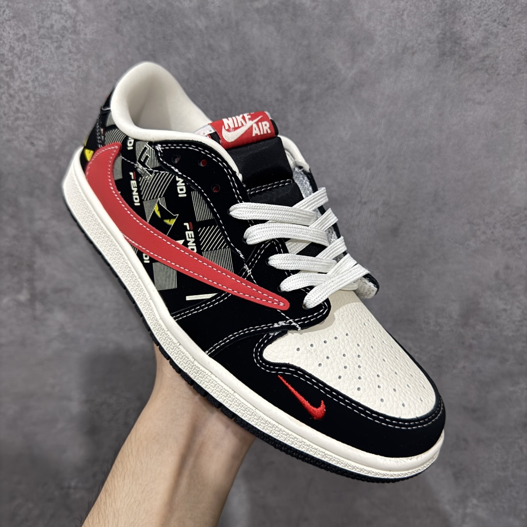 图片[3]-【定制版】Travis Scott x Fragment Design x Air Jordan 1 Low OG SP AJ1 乔1 芬迪联名 猫眼红勾 低帮文化休闲板鞋  #多方联名合作融合了Travis Scott 独特的音乐风格，藤原浩个性的设计风格以及Jordan品牌的经典元素 使其成为一双具有独特身份和价值的鞋子 清新而立体的外观加上联名标识更突出了其独特身份 这种配色方案显示出活力和时尚感 在视觉上引人注目 鞋身的质感和细腻的细节处理使其显得高端而格调十足 这款“倒钩”联名是设计与创意完美结合 融合多方的个性风格是一款备受瞩目的潮流鞋款 货号：XS2025-078  尺码：36 36.5 37.5 38 38.5 39 40 40.5 41 42 42.5 43 44 44.5 45-选品中心