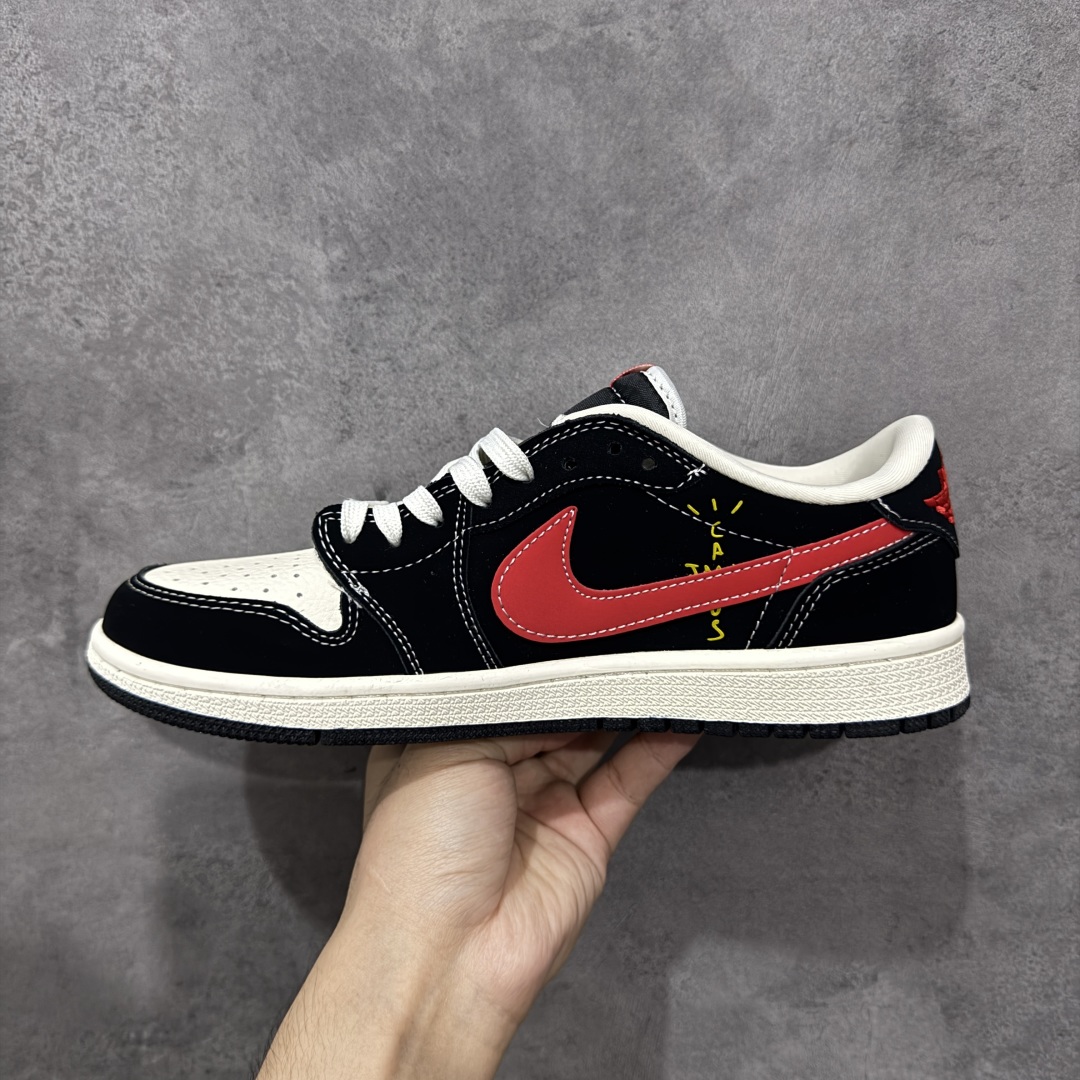 图片[2]-【定制版】Travis Scott x Fragment Design x Air Jordan 1 Low OG SP AJ1 乔1 芬迪联名 猫眼红勾 低帮文化休闲板鞋  #多方联名合作融合了Travis Scott 独特的音乐风格，藤原浩个性的设计风格以及Jordan品牌的经典元素 使其成为一双具有独特身份和价值的鞋子 清新而立体的外观加上联名标识更突出了其独特身份 这种配色方案显示出活力和时尚感 在视觉上引人注目 鞋身的质感和细腻的细节处理使其显得高端而格调十足 这款“倒钩”联名是设计与创意完美结合 融合多方的个性风格是一款备受瞩目的潮流鞋款 货号：XS2025-078  尺码：36 36.5 37.5 38 38.5 39 40 40.5 41 42 42.5 43 44 44.5 45-选品中心