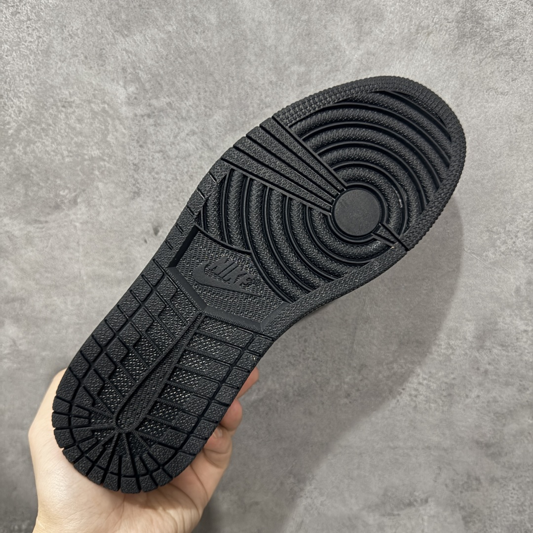 图片[9]-【定制版】Travis Scott x Fragment Design x Air Jordan 1 Low OG SP AJ1 乔1 芬迪联名 猫眼红勾 低帮文化休闲板鞋  #多方联名合作融合了Travis Scott 独特的音乐风格，藤原浩个性的设计风格以及Jordan品牌的经典元素 使其成为一双具有独特身份和价值的鞋子 清新而立体的外观加上联名标识更突出了其独特身份 这种配色方案显示出活力和时尚感 在视觉上引人注目 鞋身的质感和细腻的细节处理使其显得高端而格调十足 这款“倒钩”联名是设计与创意完美结合 融合多方的个性风格是一款备受瞩目的潮流鞋款 货号：XS2025-078  尺码：36 36.5 37.5 38 38.5 39 40 40.5 41 42 42.5 43 44 44.5 45-选品中心