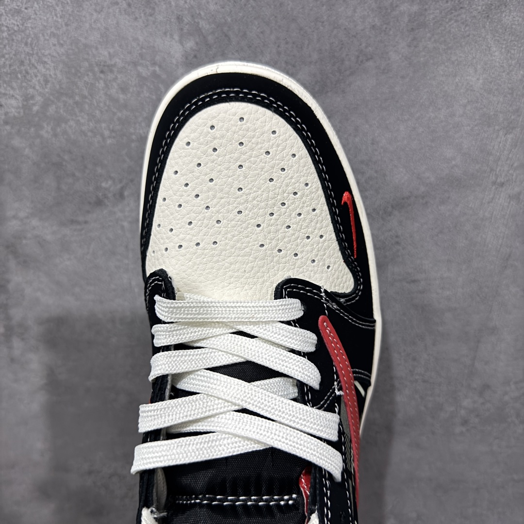 图片[5]-【定制版】Travis Scott x Fragment Design x Air Jordan 1 Low OG SP AJ1 乔1 芬迪联名 猫眼红勾 低帮文化休闲板鞋  #多方联名合作融合了Travis Scott 独特的音乐风格，藤原浩个性的设计风格以及Jordan品牌的经典元素 使其成为一双具有独特身份和价值的鞋子 清新而立体的外观加上联名标识更突出了其独特身份 这种配色方案显示出活力和时尚感 在视觉上引人注目 鞋身的质感和细腻的细节处理使其显得高端而格调十足 这款“倒钩”联名是设计与创意完美结合 融合多方的个性风格是一款备受瞩目的潮流鞋款 货号：XS2025-078  尺码：36 36.5 37.5 38 38.5 39 40 40.5 41 42 42.5 43 44 44.5 45-选品中心