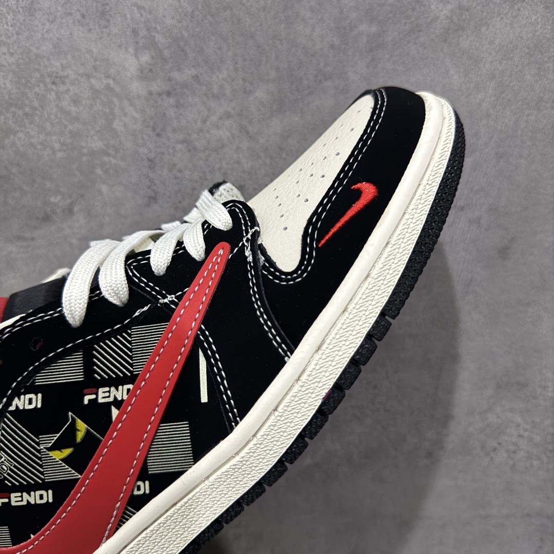 图片[6]-【定制版】Travis Scott x Fragment Design x Air Jordan 1 Low OG SP AJ1 乔1 芬迪联名 猫眼红勾 低帮文化休闲板鞋  #多方联名合作融合了Travis Scott 独特的音乐风格，藤原浩个性的设计风格以及Jordan品牌的经典元素 使其成为一双具有独特身份和价值的鞋子 清新而立体的外观加上联名标识更突出了其独特身份 这种配色方案显示出活力和时尚感 在视觉上引人注目 鞋身的质感和细腻的细节处理使其显得高端而格调十足 这款“倒钩”联名是设计与创意完美结合 融合多方的个性风格是一款备受瞩目的潮流鞋款 货号：XS2025-078  尺码：36 36.5 37.5 38 38.5 39 40 40.5 41 42 42.5 43 44 44.5 45-选品中心