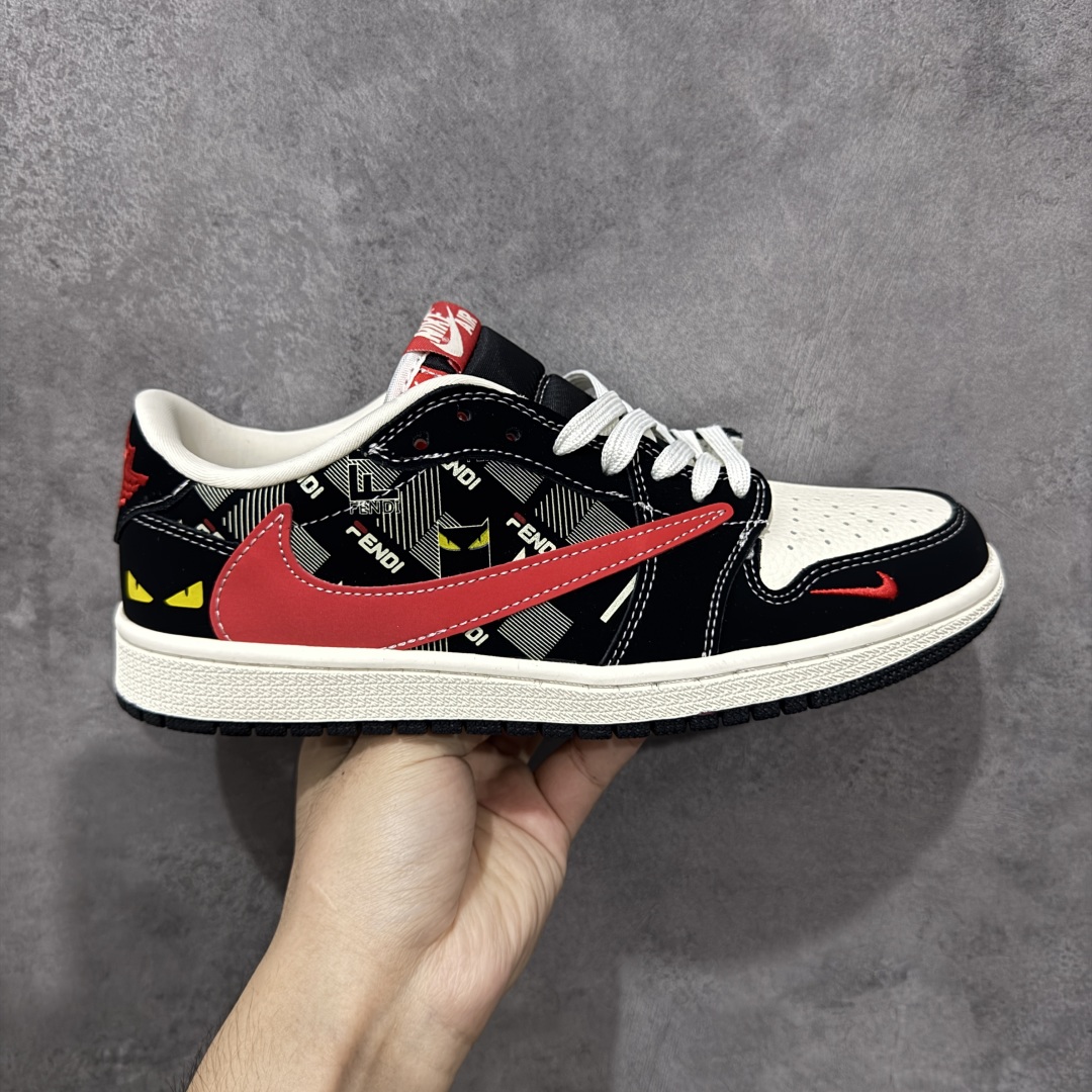 【定制版】Travis Scott x Fragment Design x Air Jordan 1 Low OG SP AJ1 乔1 芬迪联名 猫眼红勾 低帮文化休闲板鞋  #多方联名合作融合了Travis Scott 独特的音乐风格,藤原浩个性的设计风格以及Jordan品牌的经典元素 使其成为一双具有独特身份和价值的鞋子 清新而立体的外观加上联名标识更突出了其独特身份 这种配色方案显示出活力和时尚感 在视觉上引人注目 鞋身的质感和细腻的细节处理使其显得高端而格调十足 这款“倒钩”联名是设计与创意完美结合 融合多方的个性风格是一款备受瞩目的潮流鞋款 货号:XS2025-078  尺码:36 36.5 37.5 38 38.5 39 40 40.5 41 42 42.5 43 44 44.5 45-选品中心