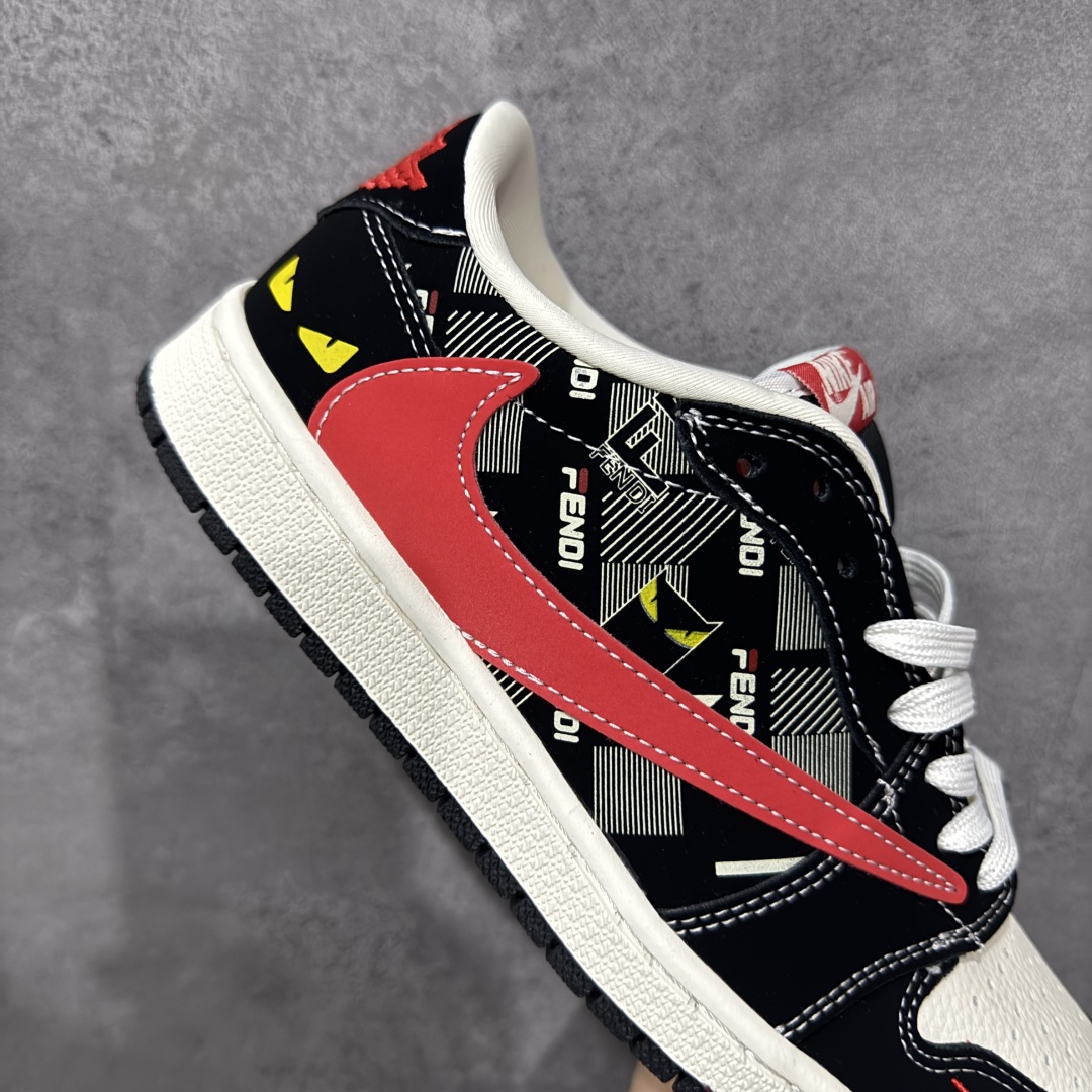 图片[7]-【定制版】Travis Scott x Fragment Design x Air Jordan 1 Low OG SP AJ1 乔1 芬迪联名 猫眼红勾 低帮文化休闲板鞋  #多方联名合作融合了Travis Scott 独特的音乐风格，藤原浩个性的设计风格以及Jordan品牌的经典元素 使其成为一双具有独特身份和价值的鞋子 清新而立体的外观加上联名标识更突出了其独特身份 这种配色方案显示出活力和时尚感 在视觉上引人注目 鞋身的质感和细腻的细节处理使其显得高端而格调十足 这款“倒钩”联名是设计与创意完美结合 融合多方的个性风格是一款备受瞩目的潮流鞋款 货号：XS2025-078  尺码：36 36.5 37.5 38 38.5 39 40 40.5 41 42 42.5 43 44 44.5 45-选品中心