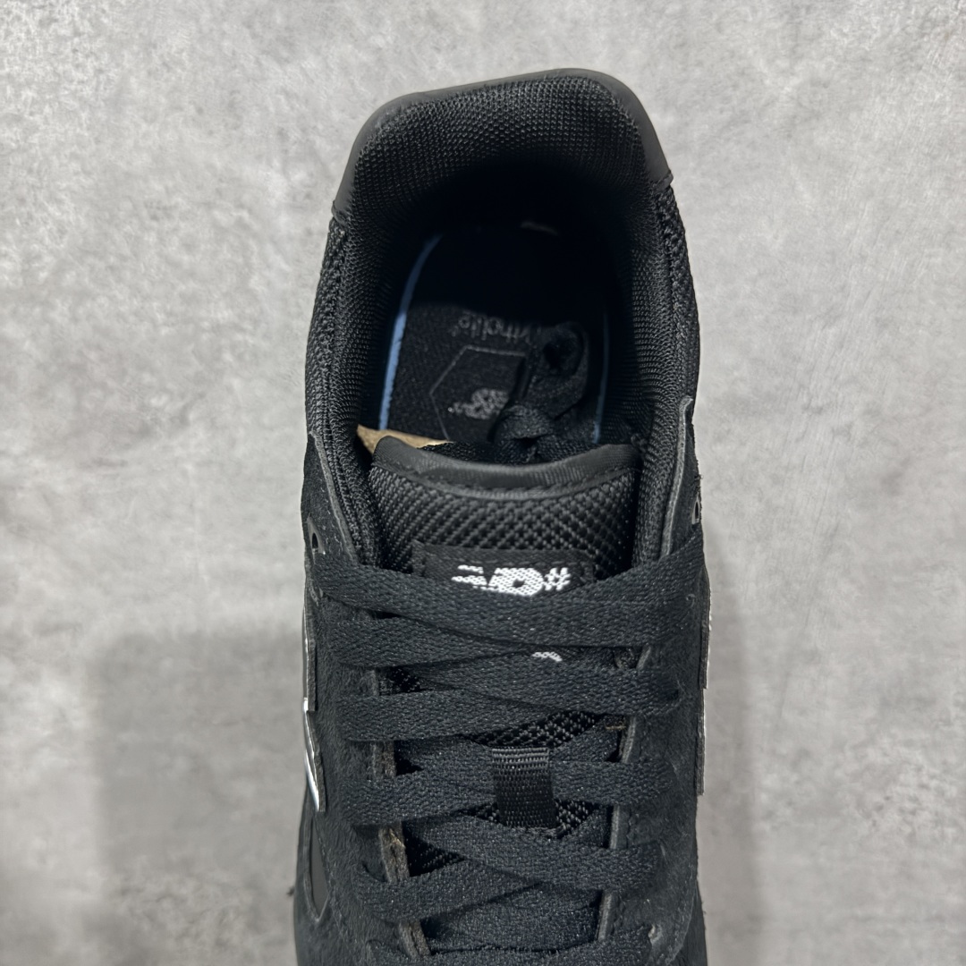 图片[8]-【公司级】New Balance NB 600 休闲舒适 耐磨轻便 低帮 板鞋 以更纯粹的复古风格设计打造的全新造型。侧身还以解构设计，将 N 字标志以做旧压花样式呈现，样式别具新意。而麂皮、冲孔皮革的塑造，则呈现出高级怀旧气质，也让鞋款在奢华时装风格与运动氛围之间达到了平衡。 货号：NM600TER 尺码：36-45 编码：GLB220230-选品中心