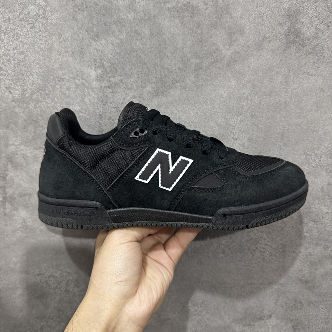 【公司级】New Balance NB 600 休闲舒适 耐磨轻便 低帮 板鞋 以更纯粹的复古风格设计打造的全新造型。侧身还以解构设计,将 N 字标志以做旧压花样式呈现,样式别具新意。而麂皮、冲孔皮革的塑造,则呈现出高级怀旧气质,也让鞋款在奢华时装风格与运动氛围之间达到了平衡。 货号:NM600TER 尺码:36-45 编码:GLB220230-选品中心