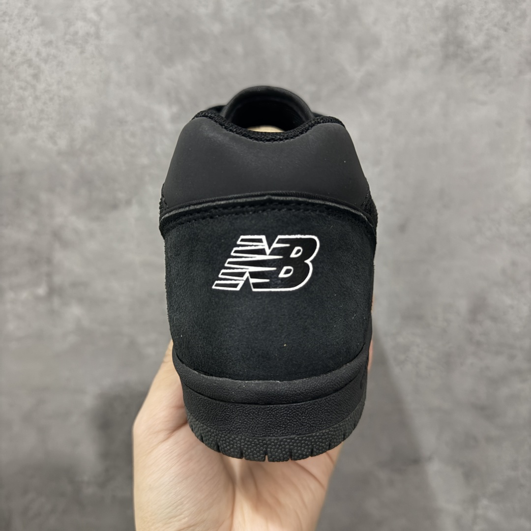 图片[4]-【公司级】New Balance NB 600 休闲舒适 耐磨轻便 低帮 板鞋 以更纯粹的复古风格设计打造的全新造型。侧身还以解构设计，将 N 字标志以做旧压花样式呈现，样式别具新意。而麂皮、冲孔皮革的塑造，则呈现出高级怀旧气质，也让鞋款在奢华时装风格与运动氛围之间达到了平衡。 货号：NM600TER 尺码：36-45 编码：GLB220230-选品中心