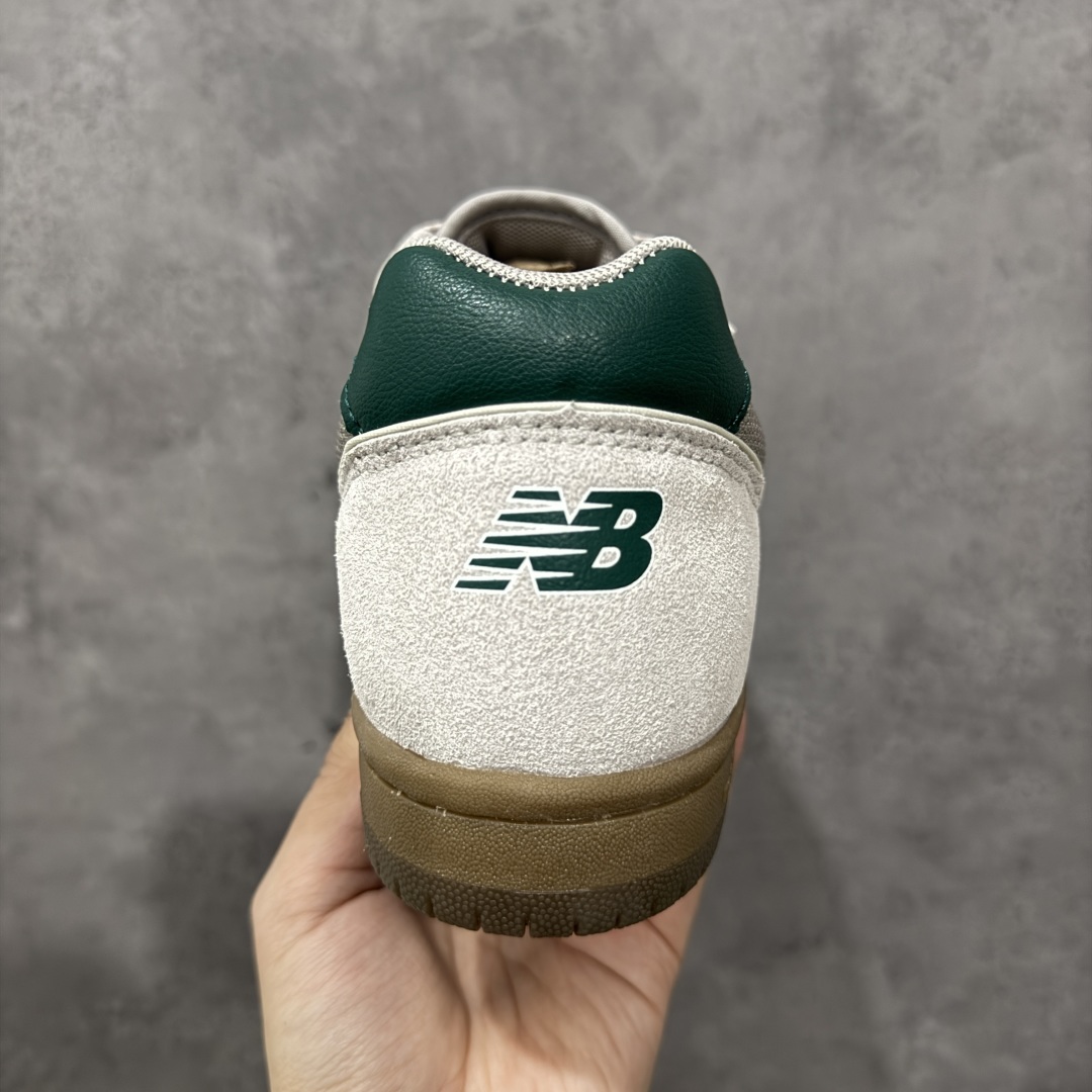 图片[4]-【公司级】New Balance NB 600 休闲舒适 耐磨轻便 低帮 板鞋 以更纯粹的复古风格设计打造的全新造型。侧身还以解构设计，将 N 字标志以做旧压花样式呈现，样式别具新意。而麂皮、冲孔皮革的塑造，则呈现出高级怀旧气质，也让鞋款在奢华时装风格与运动氛围之间达到了平衡。 货号：NM600TRC 尺码：36-45 编码：GLB220230-选品中心