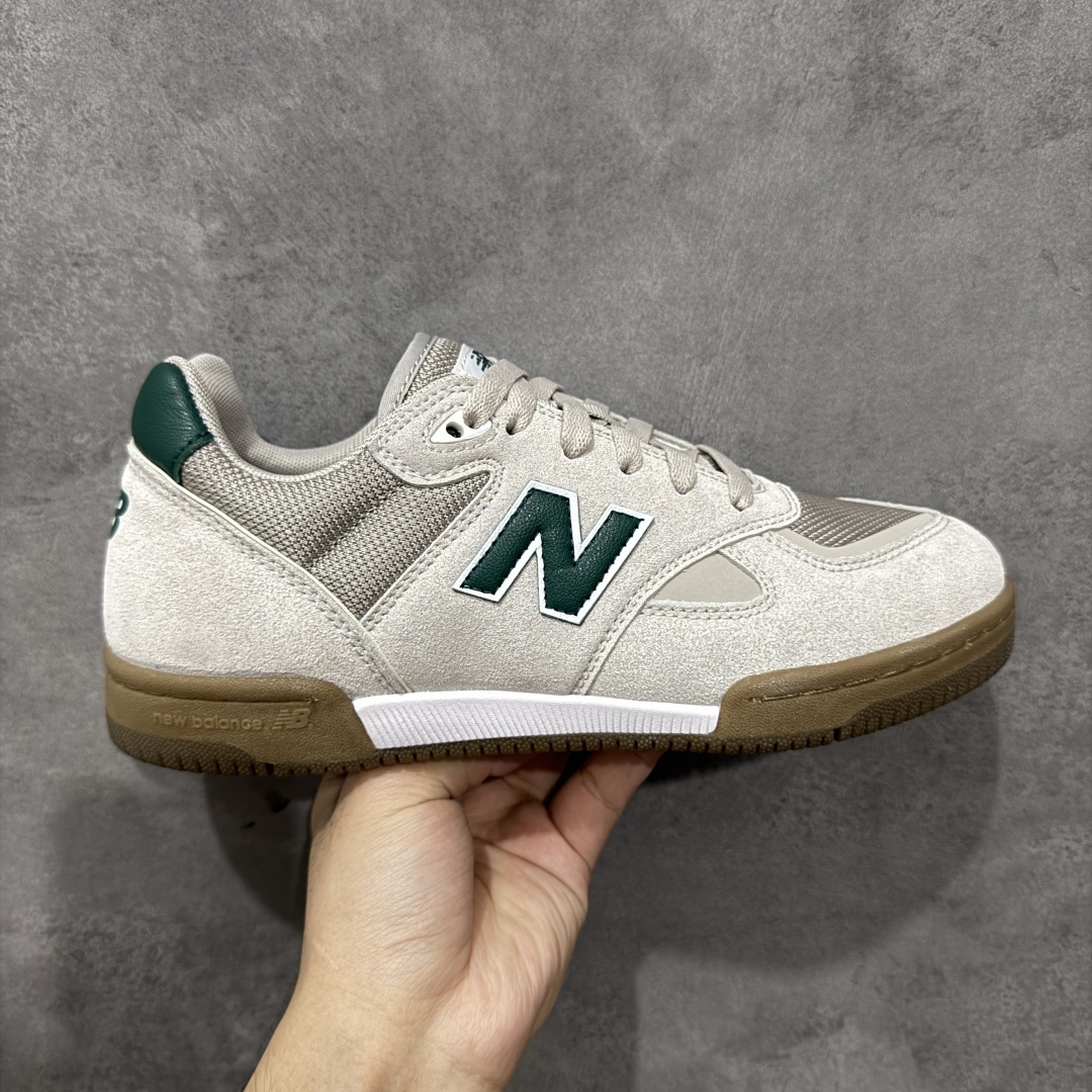 【公司级】New Balance NB 600 休闲舒适 耐磨轻便 低帮 板鞋 以更纯粹的复古风格设计打造的全新造型。侧身还以解构设计,将 N 字标志以做旧压花样式呈现,样式别具新意。而麂皮、冲孔皮革的塑造,则呈现出高级怀旧气质,也让鞋款在奢华时装风格与运动氛围之间达到了平衡。 货号:NM600TRC 尺码:36-45 编码:GLB220230-选品中心