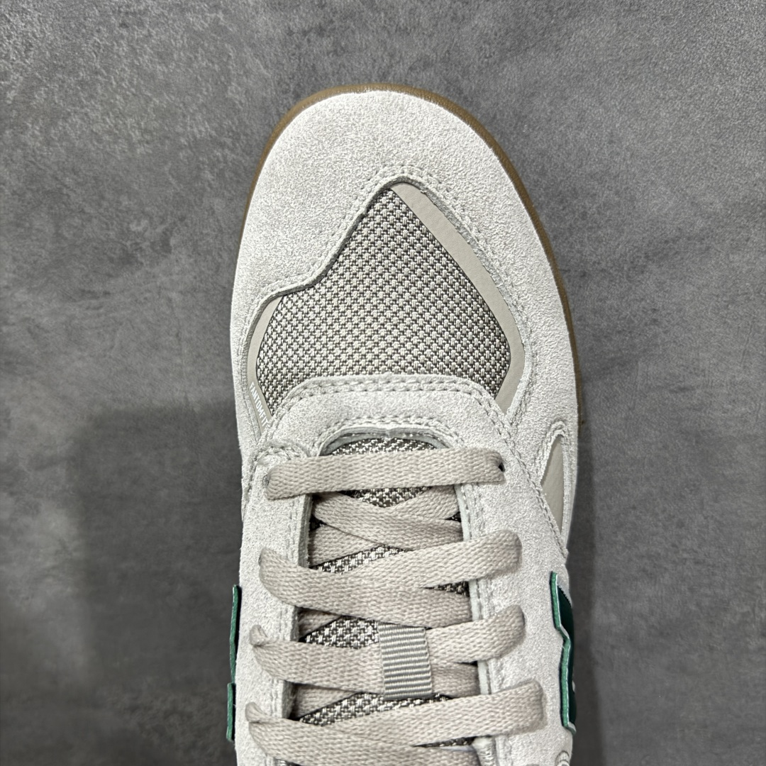 图片[5]-【公司级】New Balance NB 600 休闲舒适 耐磨轻便 低帮 板鞋 以更纯粹的复古风格设计打造的全新造型。侧身还以解构设计，将 N 字标志以做旧压花样式呈现，样式别具新意。而麂皮、冲孔皮革的塑造，则呈现出高级怀旧气质，也让鞋款在奢华时装风格与运动氛围之间达到了平衡。 货号：NM600TRC 尺码：36-45 编码：GLB220230-选品中心