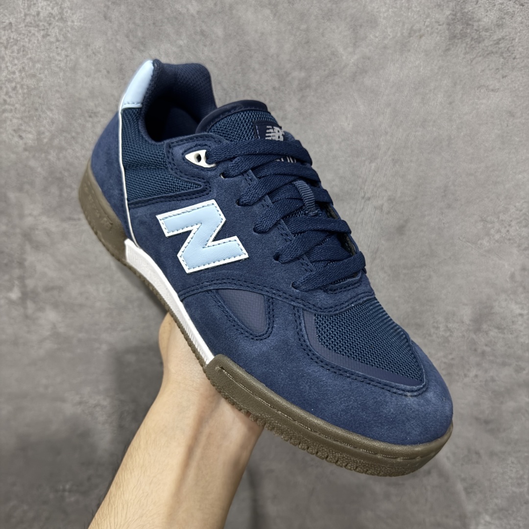 图片[3]-【公司级】New Balance NB 600 休闲舒适 耐磨轻便 低帮 板鞋 以更纯粹的复古风格设计打造的全新造型。侧身还以解构设计，将 N 字标志以做旧压花样式呈现，样式别具新意。而麂皮、冲孔皮革的塑造，则呈现出高级怀旧气质，也让鞋款在奢华时装风格与运动氛围之间达到了平衡。 货号：NM600SMB 尺码：36-45 编码：GLB220230-选品中心