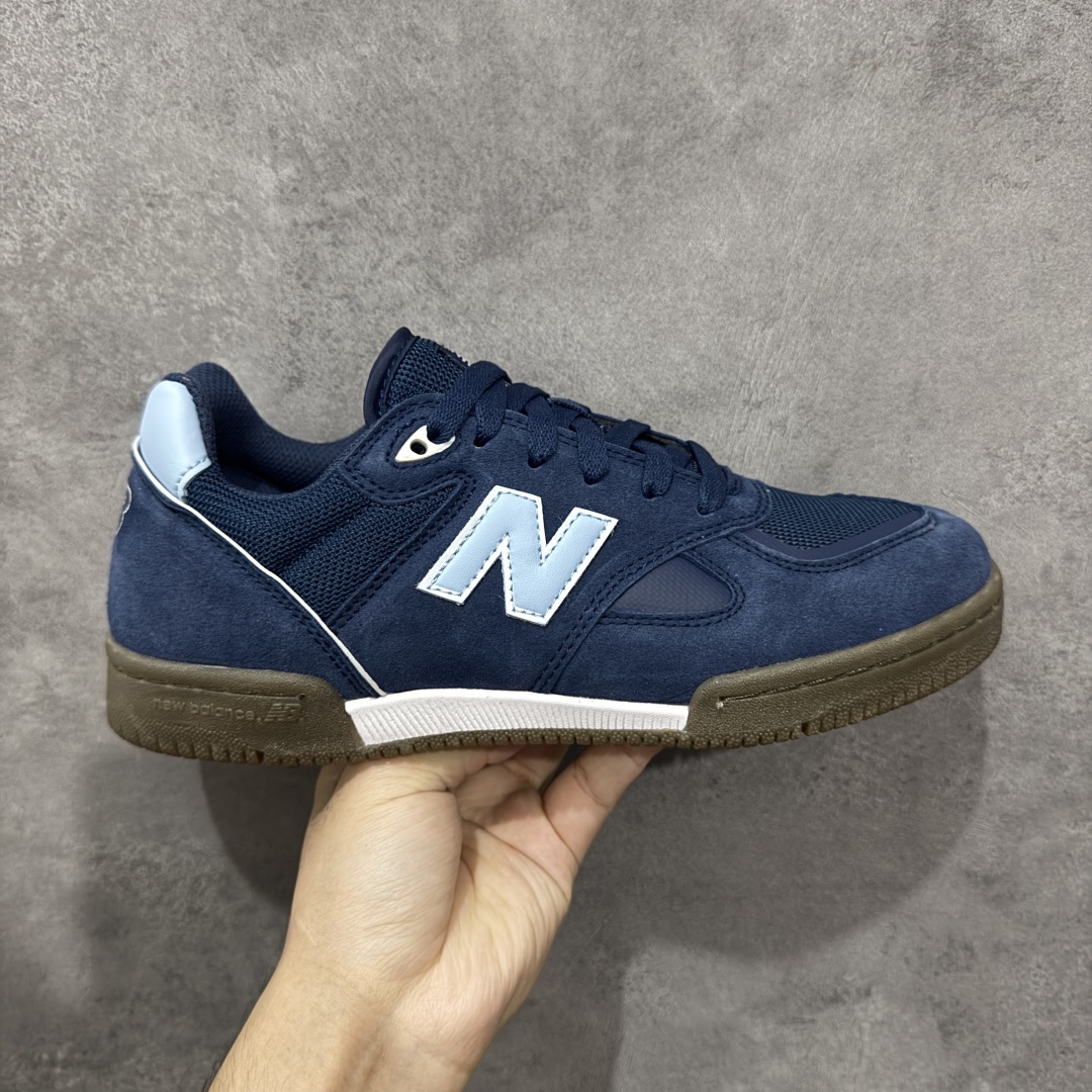 【公司级】New Balance NB 600 休闲舒适 耐磨轻便 低帮 板鞋 以更纯粹的复古风格设计打造的全新造型。侧身还以解构设计,将 N 字标志以做旧压花样式呈现,样式别具新意。而麂皮、冲孔皮革的塑造,则呈现出高级怀旧气质,也让鞋款在奢华时装风格与运动氛围之间达到了平衡。 货号:NM600SMB 尺码:36-45 编码:GLB220230-选品中心