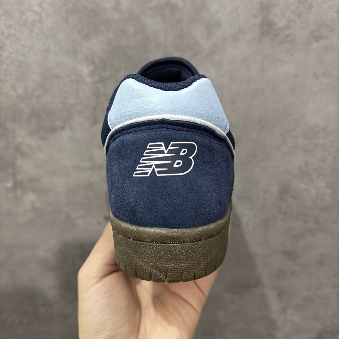 图片[4]-【公司级】New Balance NB 600 休闲舒适 耐磨轻便 低帮 板鞋 以更纯粹的复古风格设计打造的全新造型。侧身还以解构设计，将 N 字标志以做旧压花样式呈现，样式别具新意。而麂皮、冲孔皮革的塑造，则呈现出高级怀旧气质，也让鞋款在奢华时装风格与运动氛围之间达到了平衡。 货号：NM600SMB 尺码：36-45 编码：GLB220230-选品中心