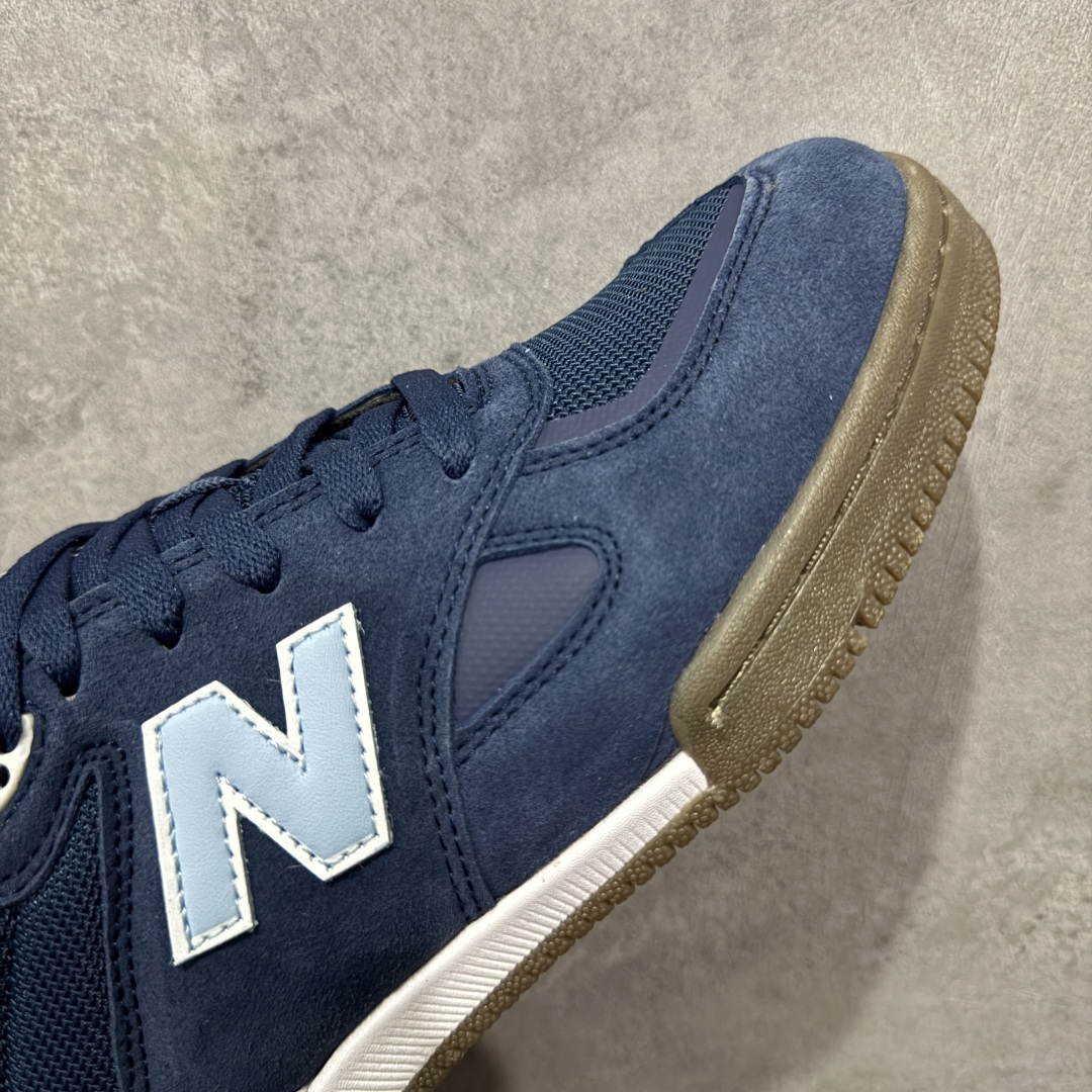 图片[6]-【公司级】New Balance NB 600 休闲舒适 耐磨轻便 低帮 板鞋 以更纯粹的复古风格设计打造的全新造型。侧身还以解构设计，将 N 字标志以做旧压花样式呈现，样式别具新意。而麂皮、冲孔皮革的塑造，则呈现出高级怀旧气质，也让鞋款在奢华时装风格与运动氛围之间达到了平衡。 货号：NM600SMB 尺码：36-45 编码：GLB220230-选品中心