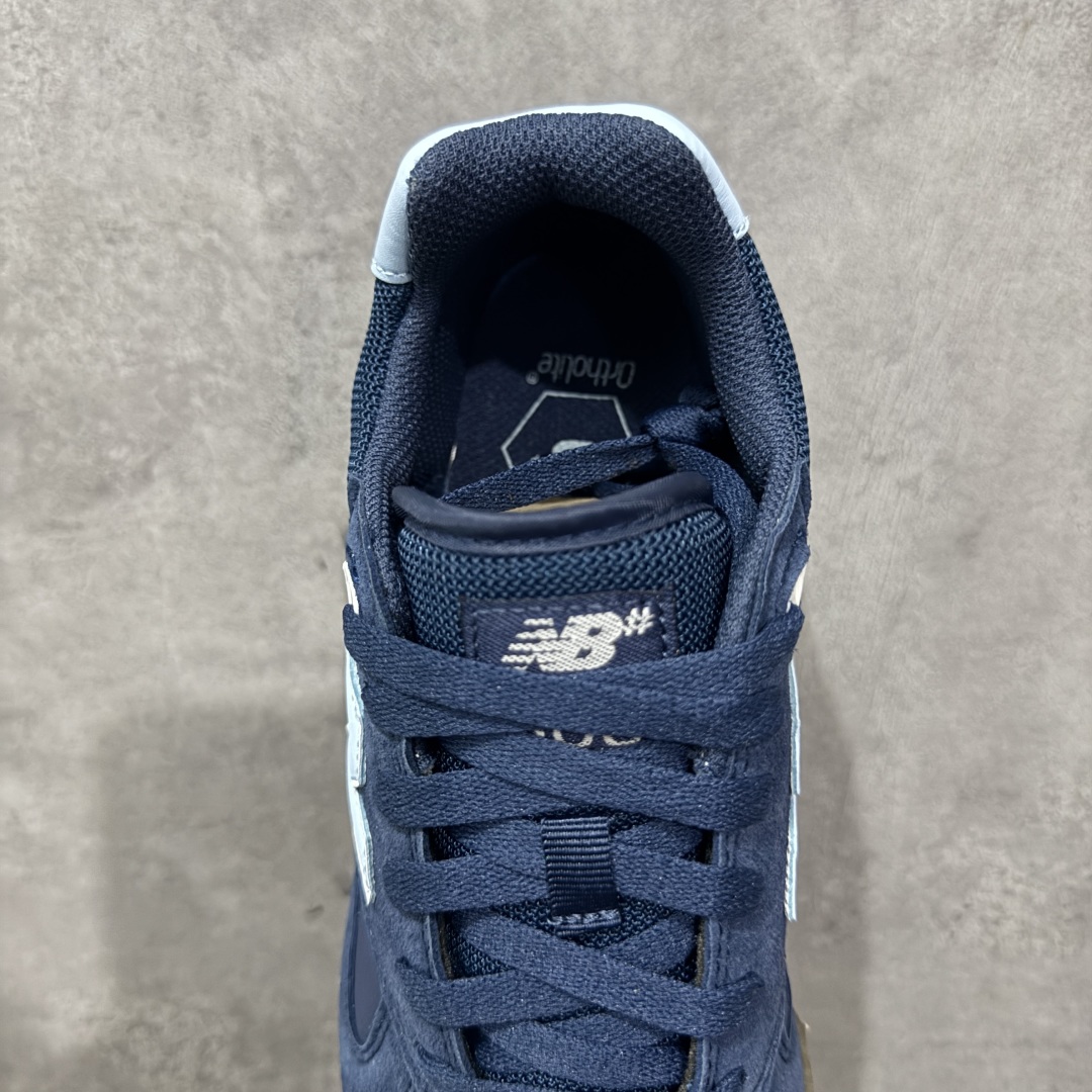 图片[8]-【公司级】New Balance NB 600 休闲舒适 耐磨轻便 低帮 板鞋 以更纯粹的复古风格设计打造的全新造型。侧身还以解构设计，将 N 字标志以做旧压花样式呈现，样式别具新意。而麂皮、冲孔皮革的塑造，则呈现出高级怀旧气质，也让鞋款在奢华时装风格与运动氛围之间达到了平衡。 货号：NM600SMB 尺码：36-45 编码：GLB220230-选品中心